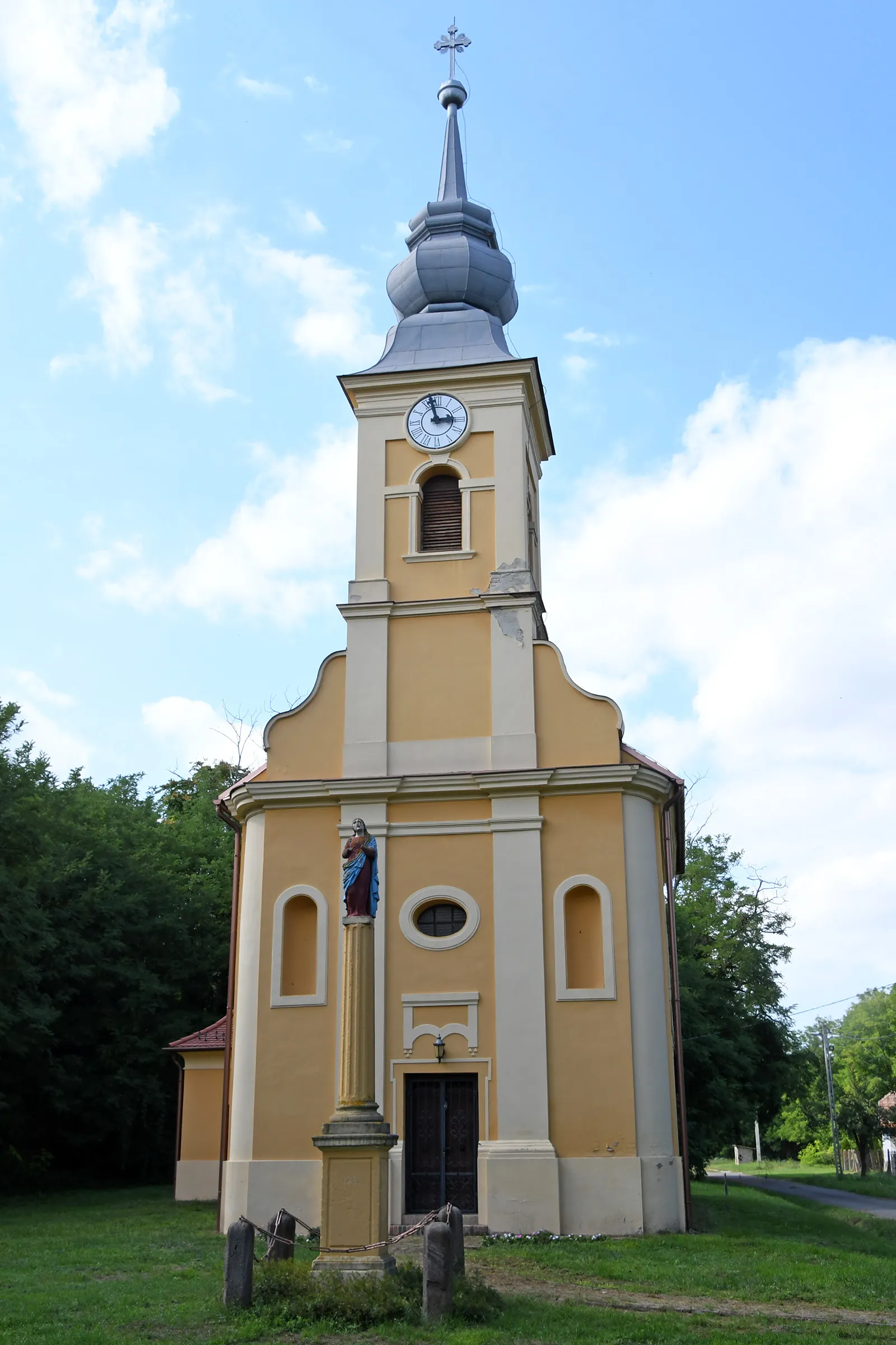 Photo showing: Roman Catholic chapel in Büssü, Hungary