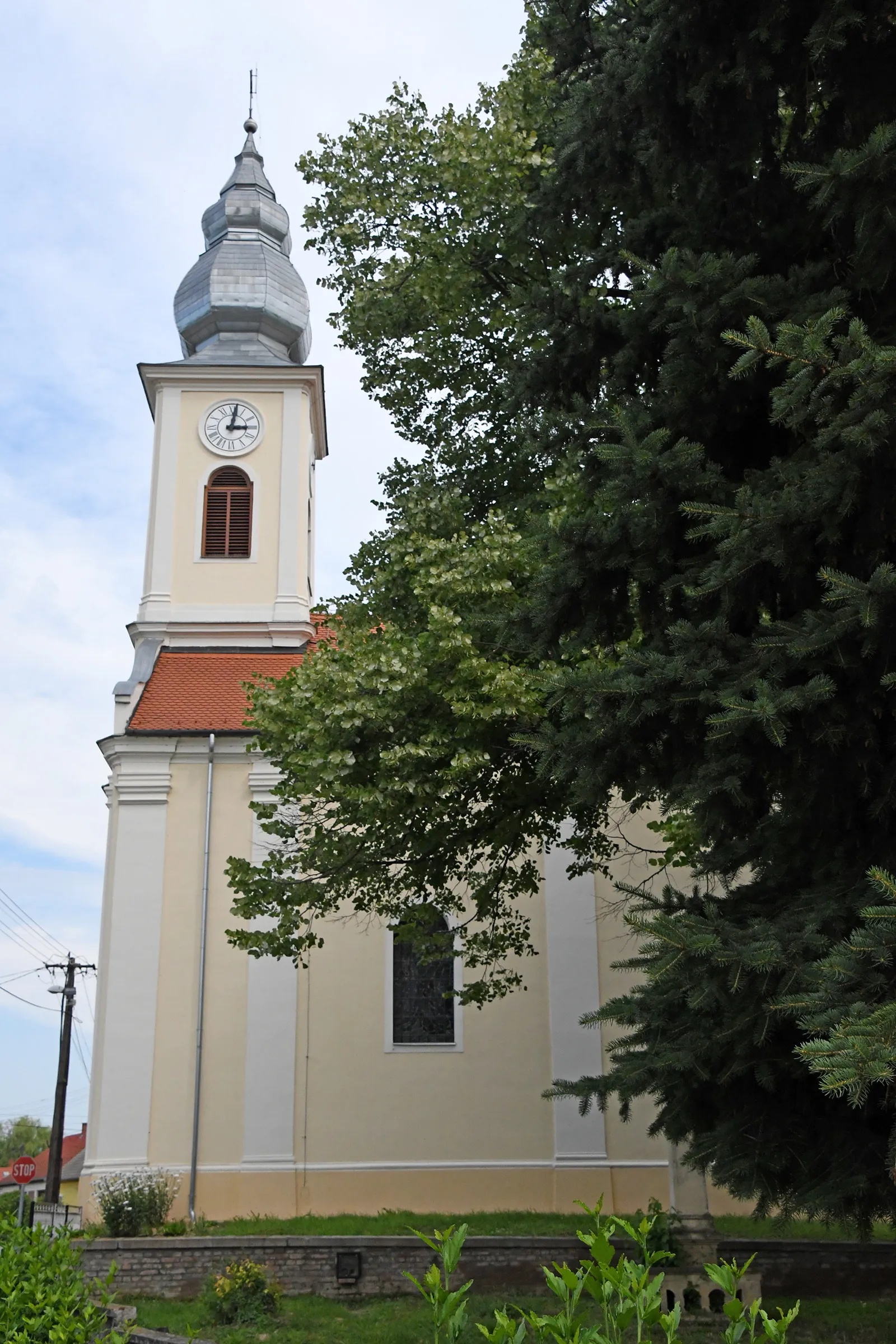 Photo showing: Roman Catholic church in Gölle, Hungary