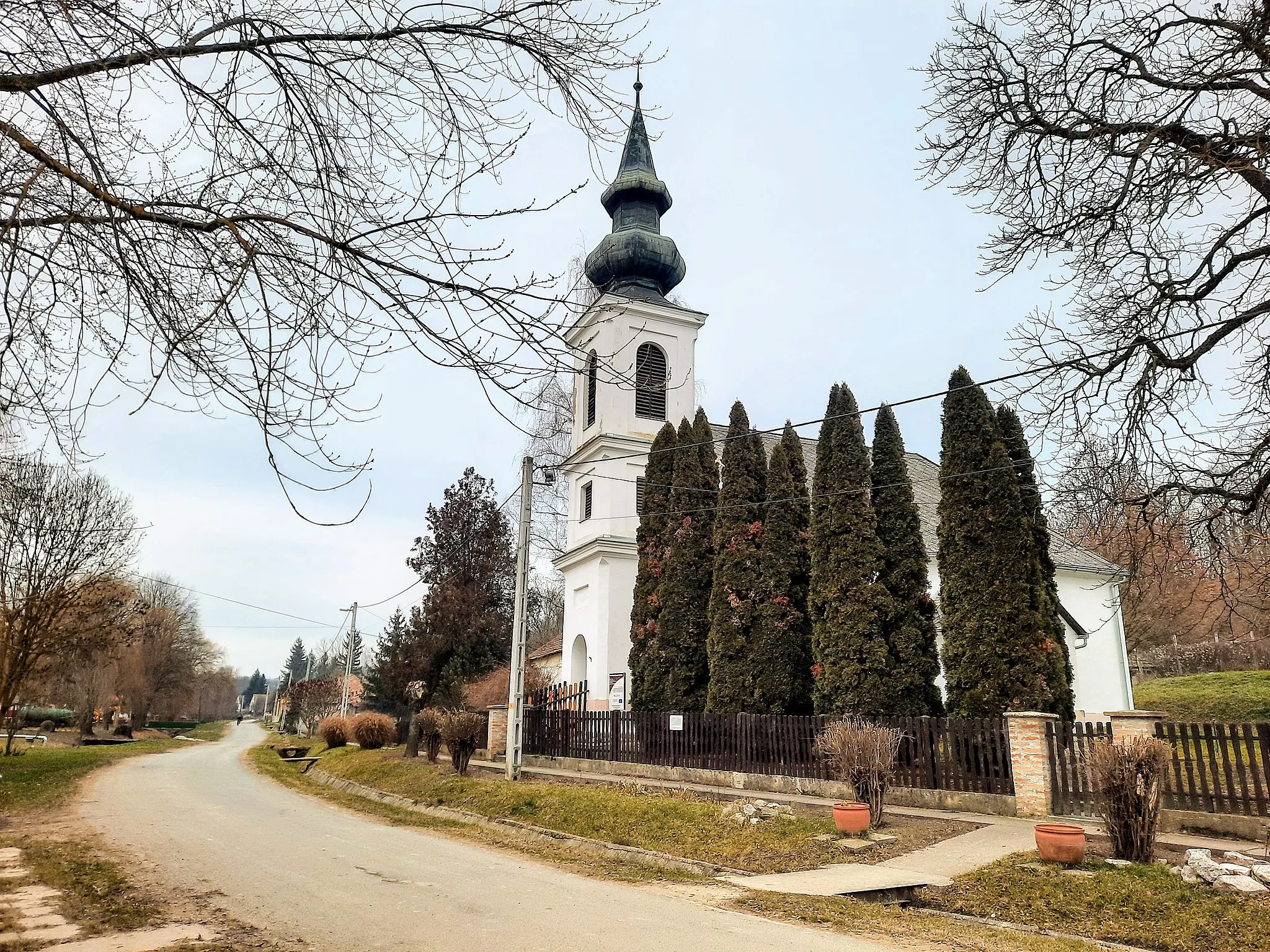 Photo showing: Vásárosbéc, utcakép református templommal