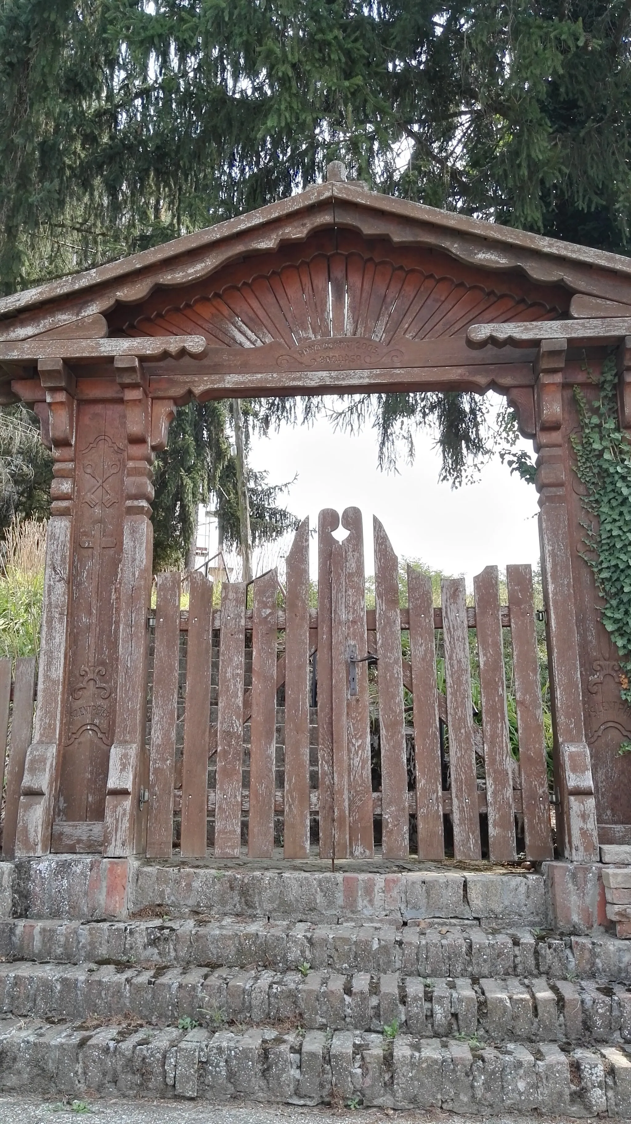 Photo showing: Bogdása, katolikus templomkert kapuja