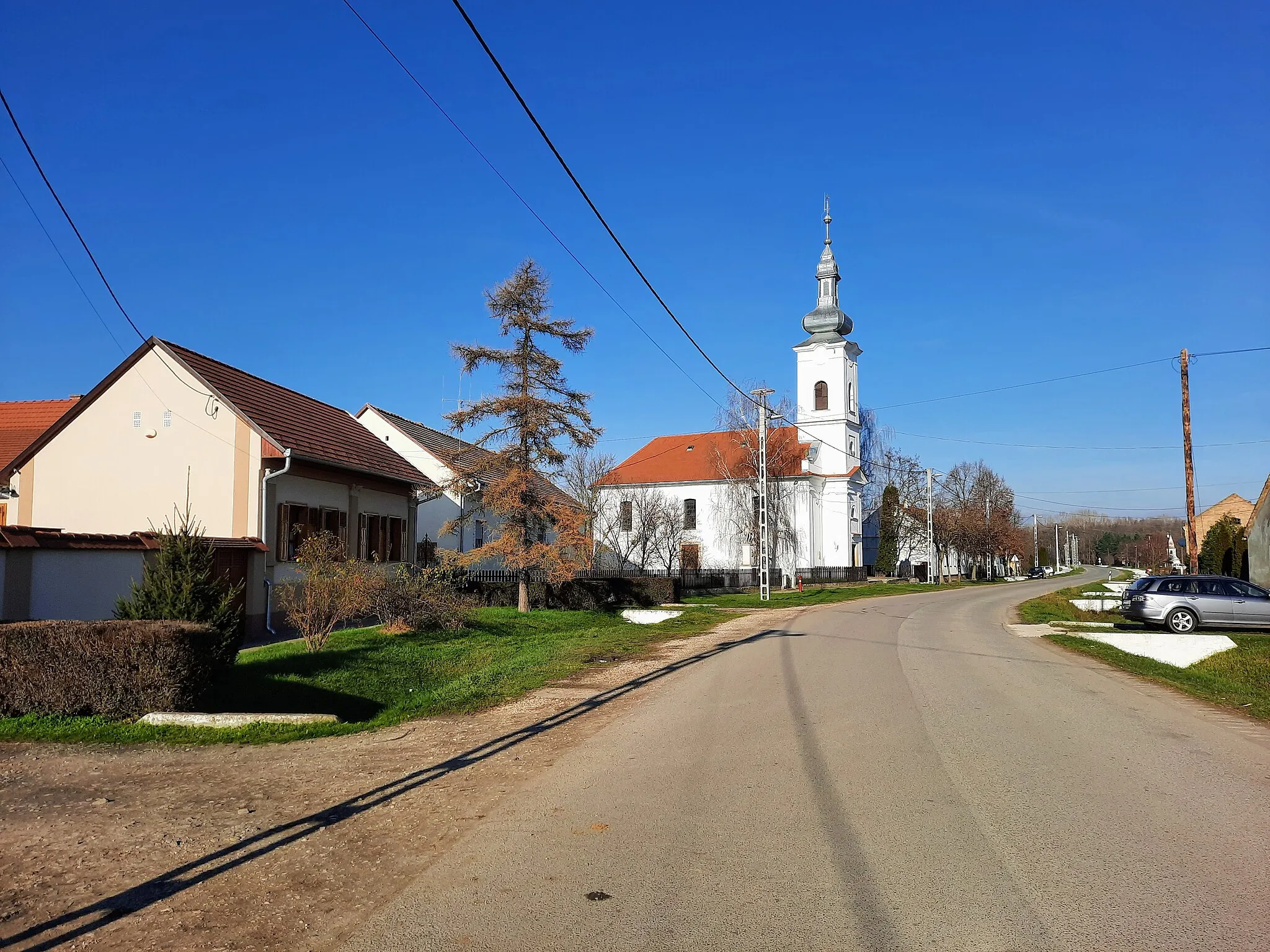 Photo showing: Magyarmecske, Petőfi utca, templom 2022