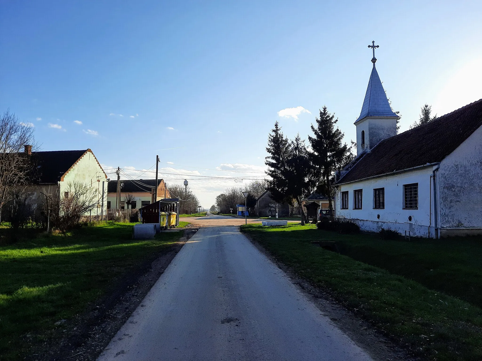 Photo showing: Ózdfalu, templom, falu központja