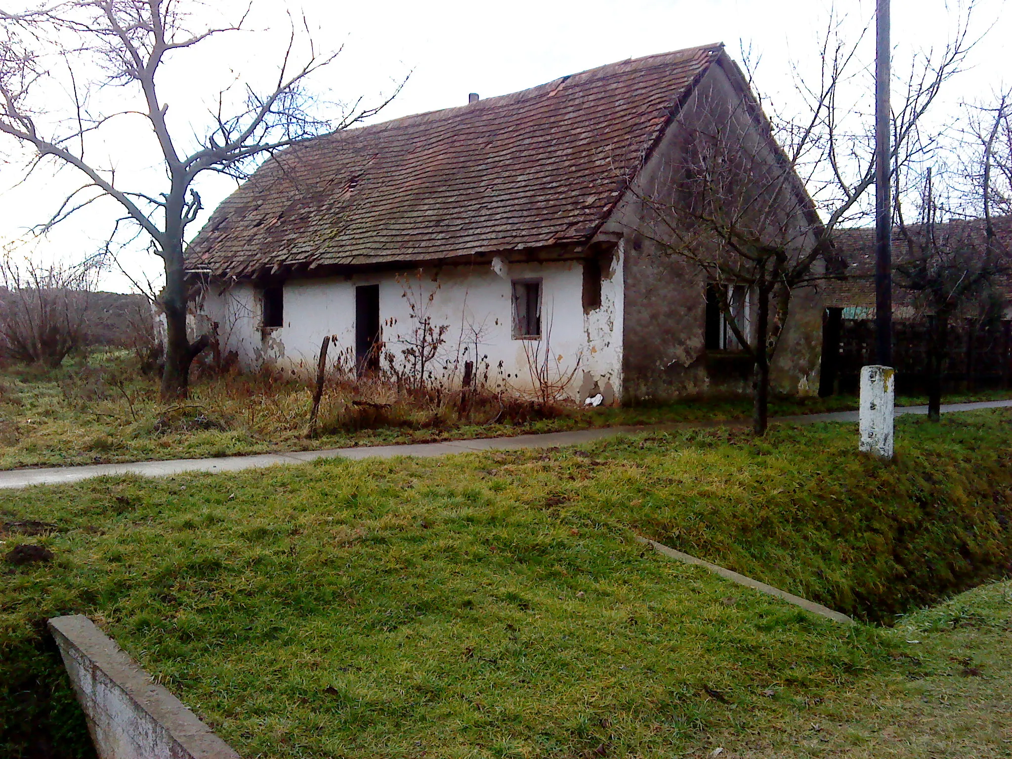 Photo showing: Elhagyatott kórósi ház