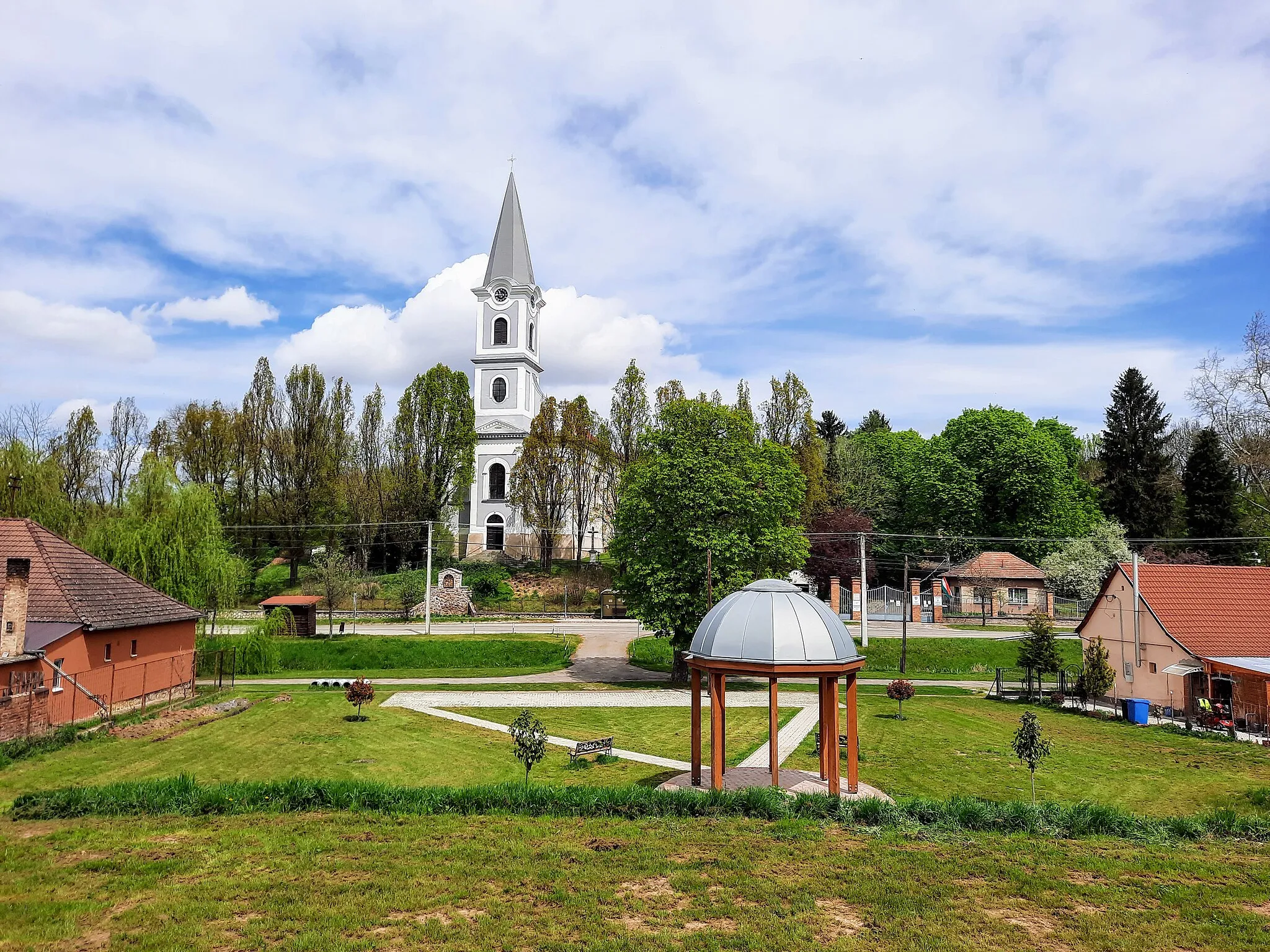 Photo showing: Görcsöny, római katolikus templom környéke