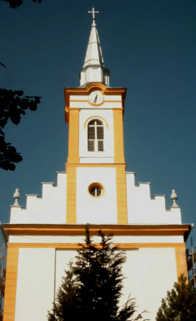 Photo showing: Renovierte katholische Kirche in Baranyajenő, Ungarn