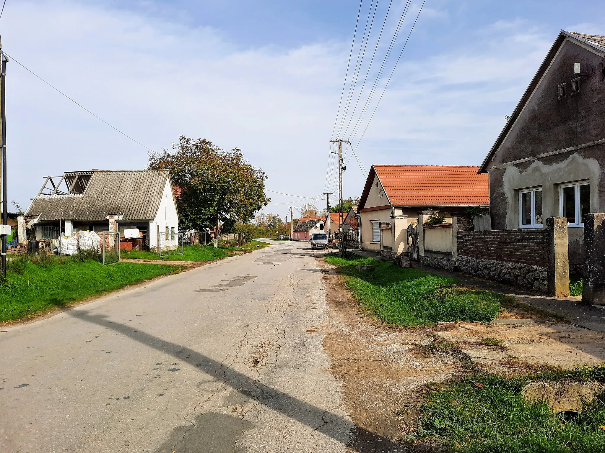 Photo showing: Egyházasharaszti, a falu keleti része