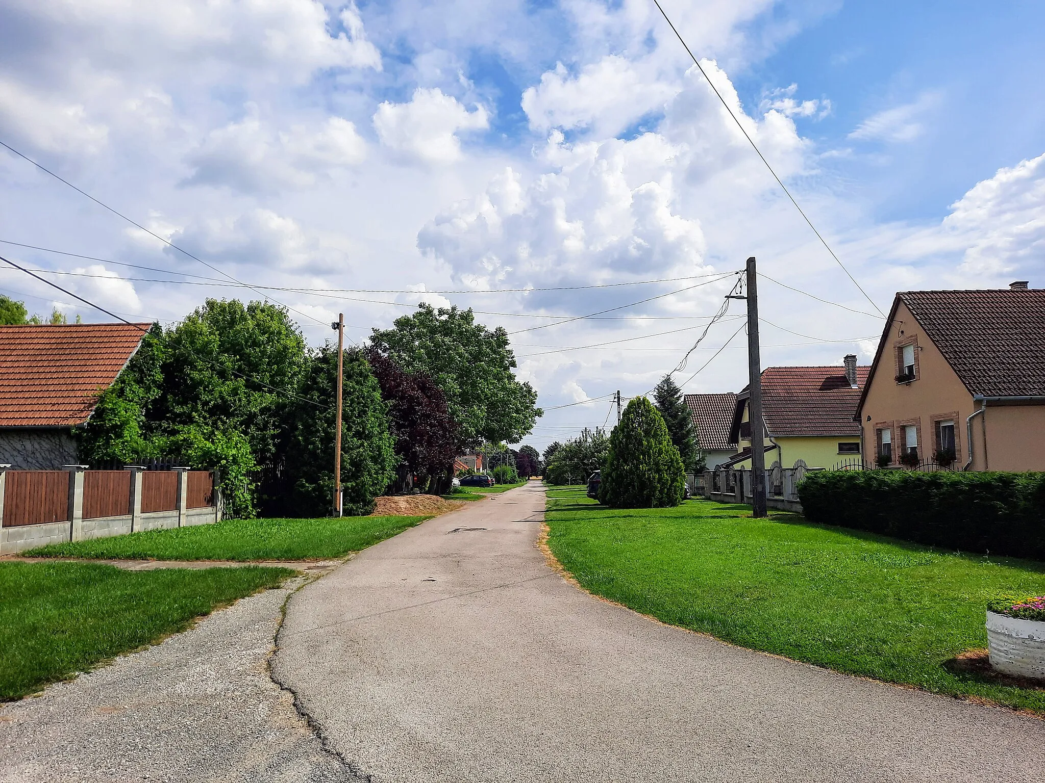 Photo showing: Sátorhely, Brodarics utca északi része