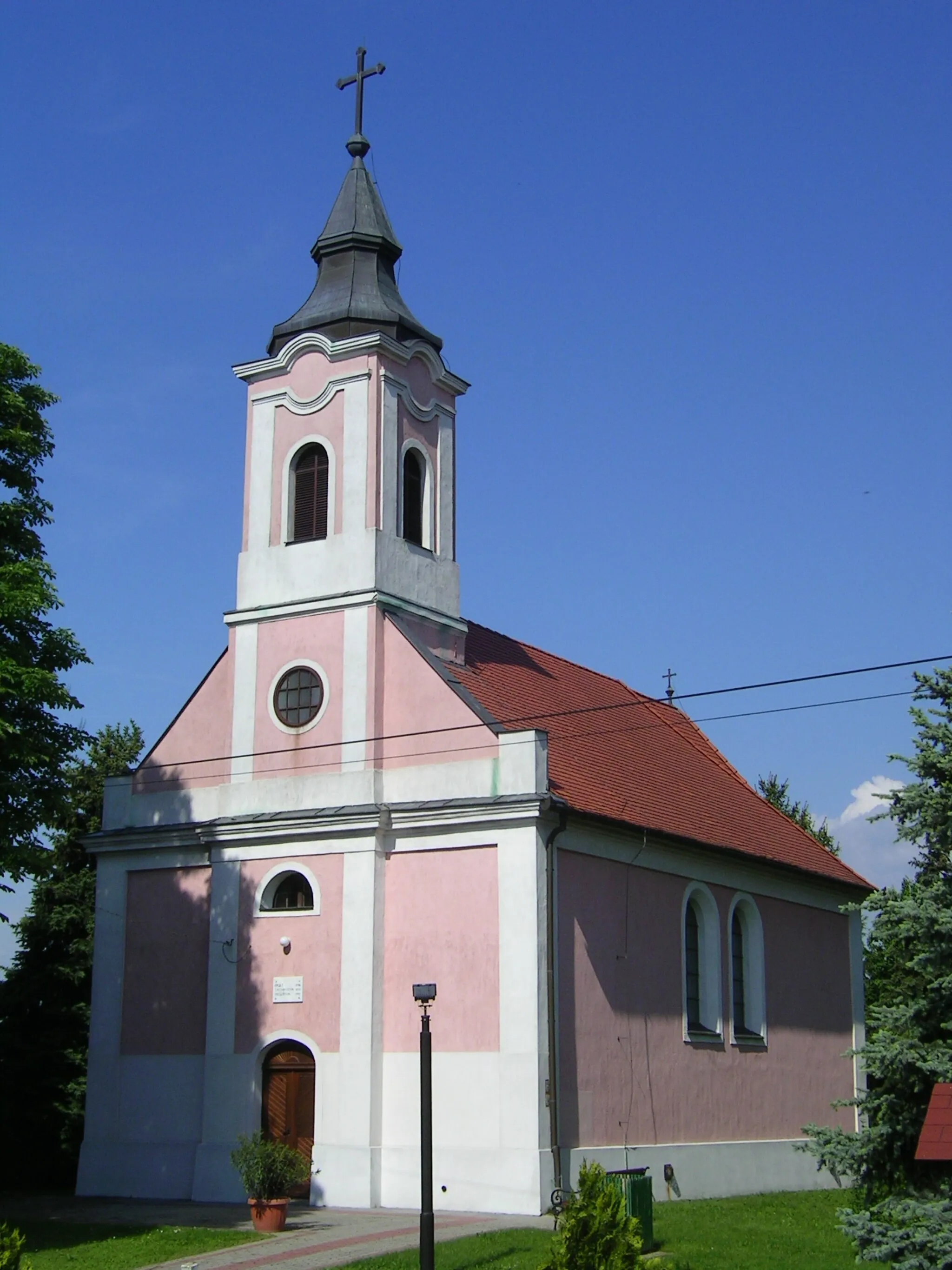 Photo showing: Roman catholic church in Udvar, Hungary