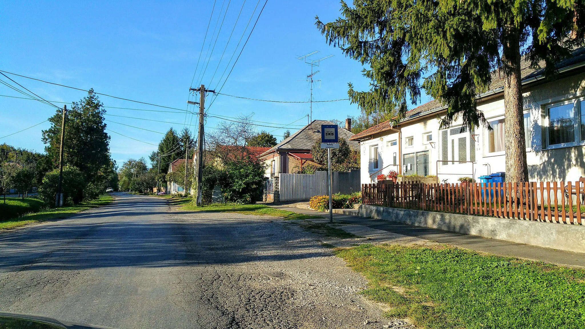 Photo showing: Kátoly, Községháza buszmegálló