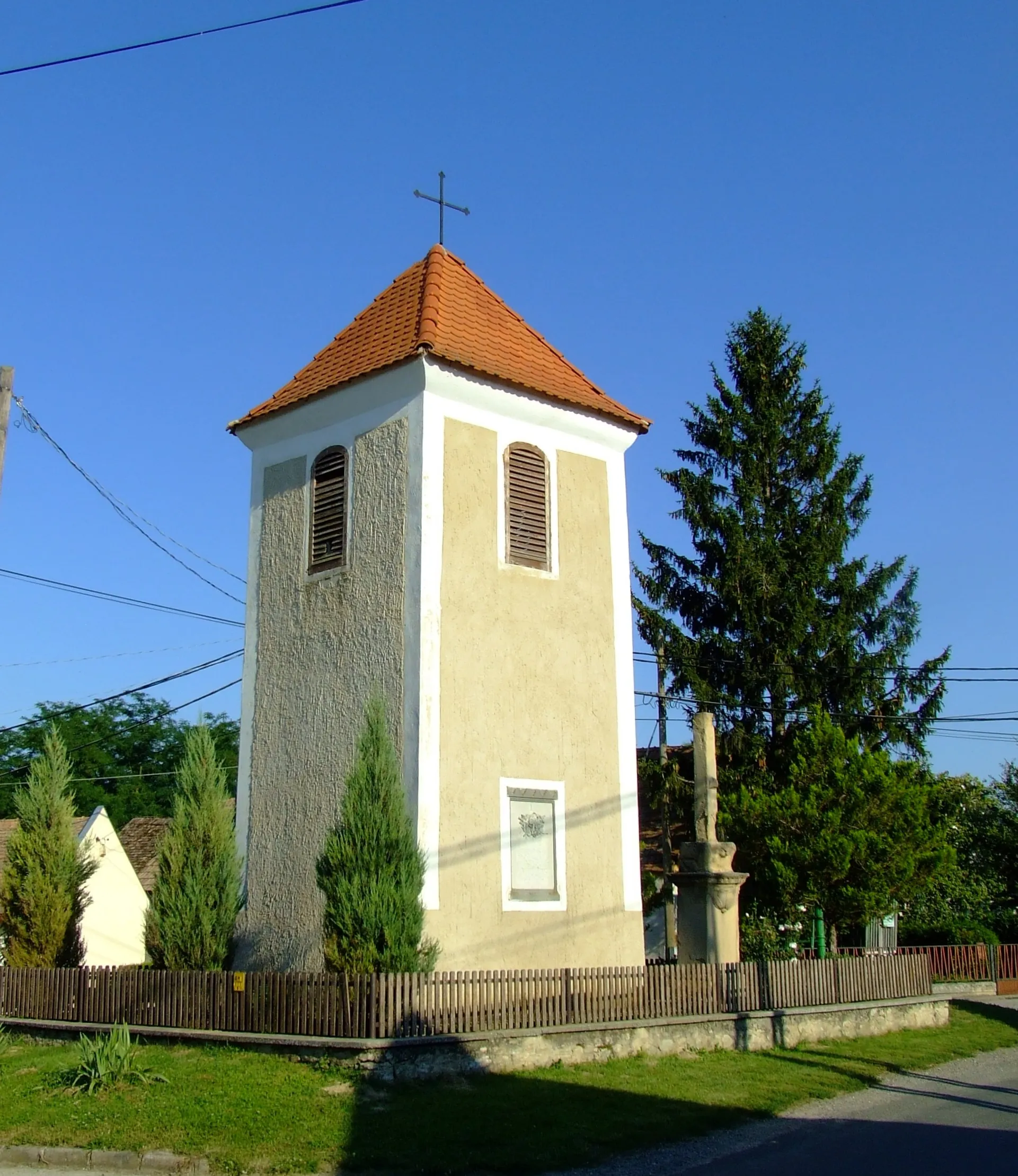 Photo showing: Harangláb Szellőn (Baranya megye). Műemlék épület, amely a középkorban az avarkori temető helyén épült, mint kápolna