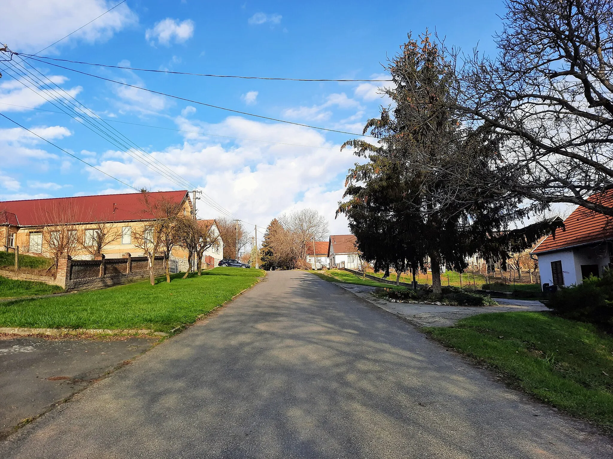 Photo showing: Nagyhajmás, domb, Fő utca