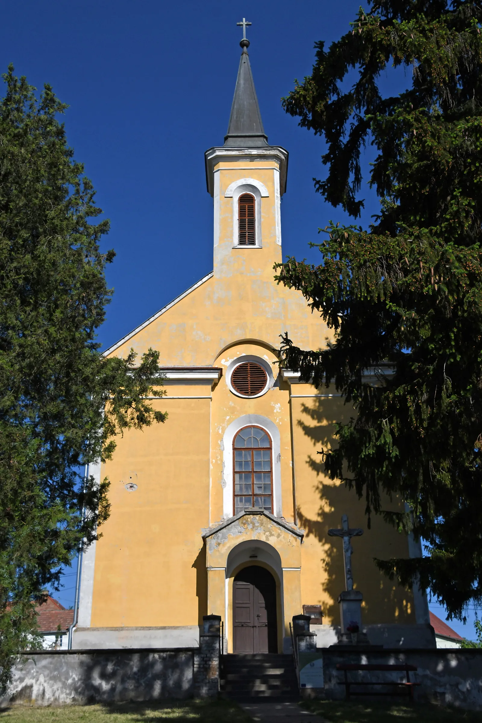 Photo showing: Roman Catholic church in Bár, Hungary