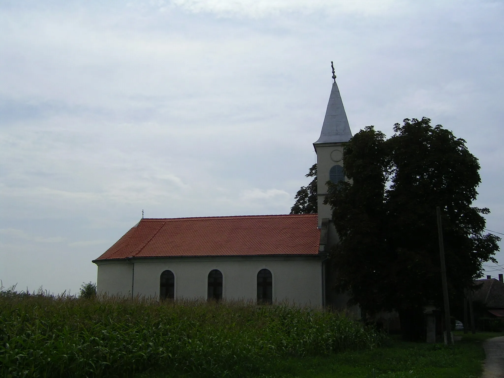 Photo showing: Roman catholic church in Nagybudmér, Hungary