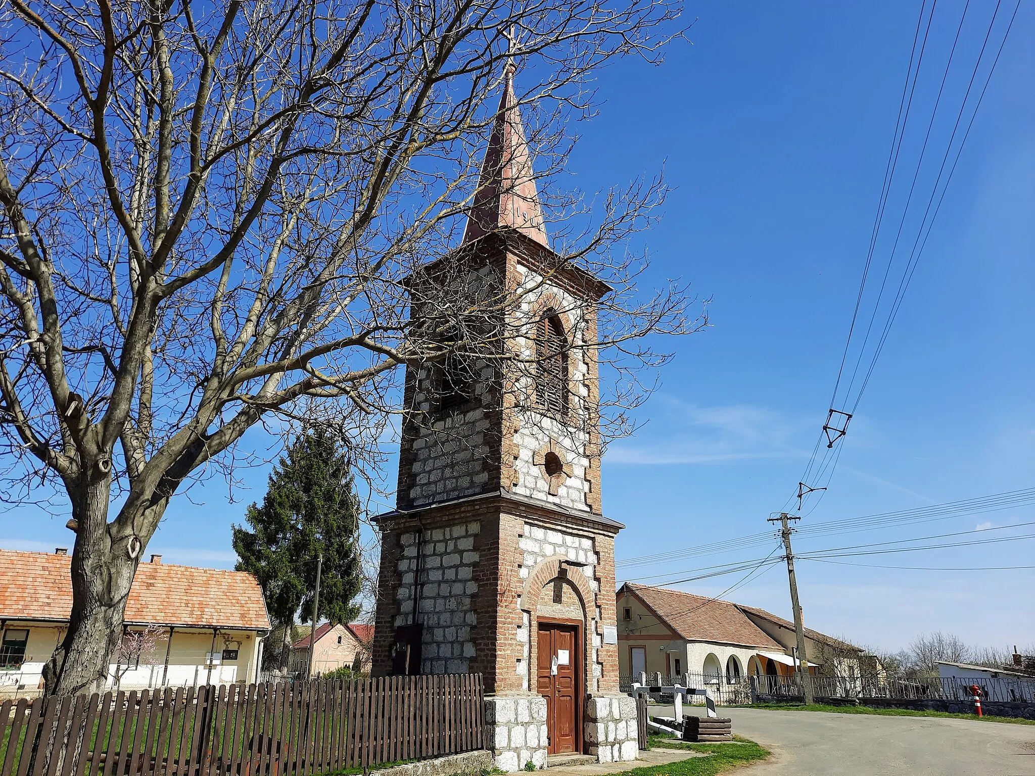 Photo showing: Vékény, harangláb