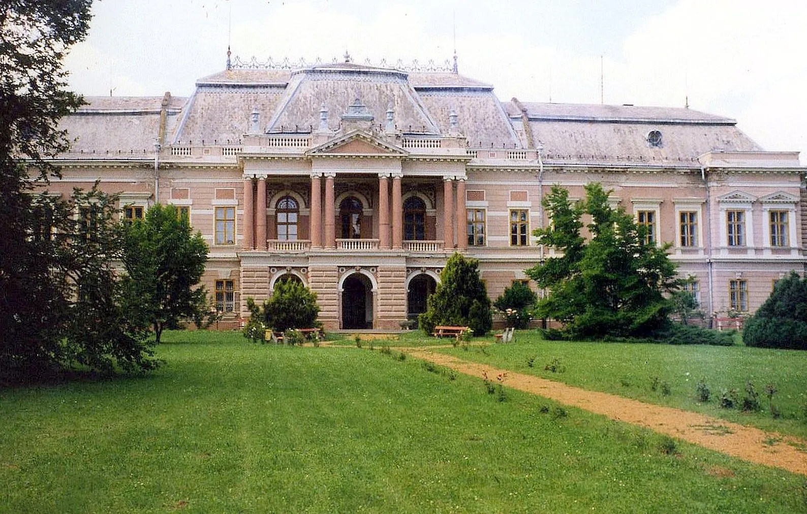 Photo showing: A magnificent building with immense arhitectural character set in a beautiful parkland. I have been rather fortunate to spend one full term there as student of Agronomy in the 50's.