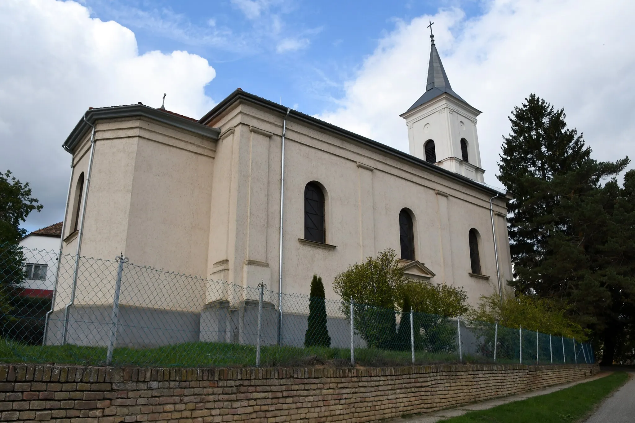 Photo showing: Roman Catholic church in Kisvejke, Hungary