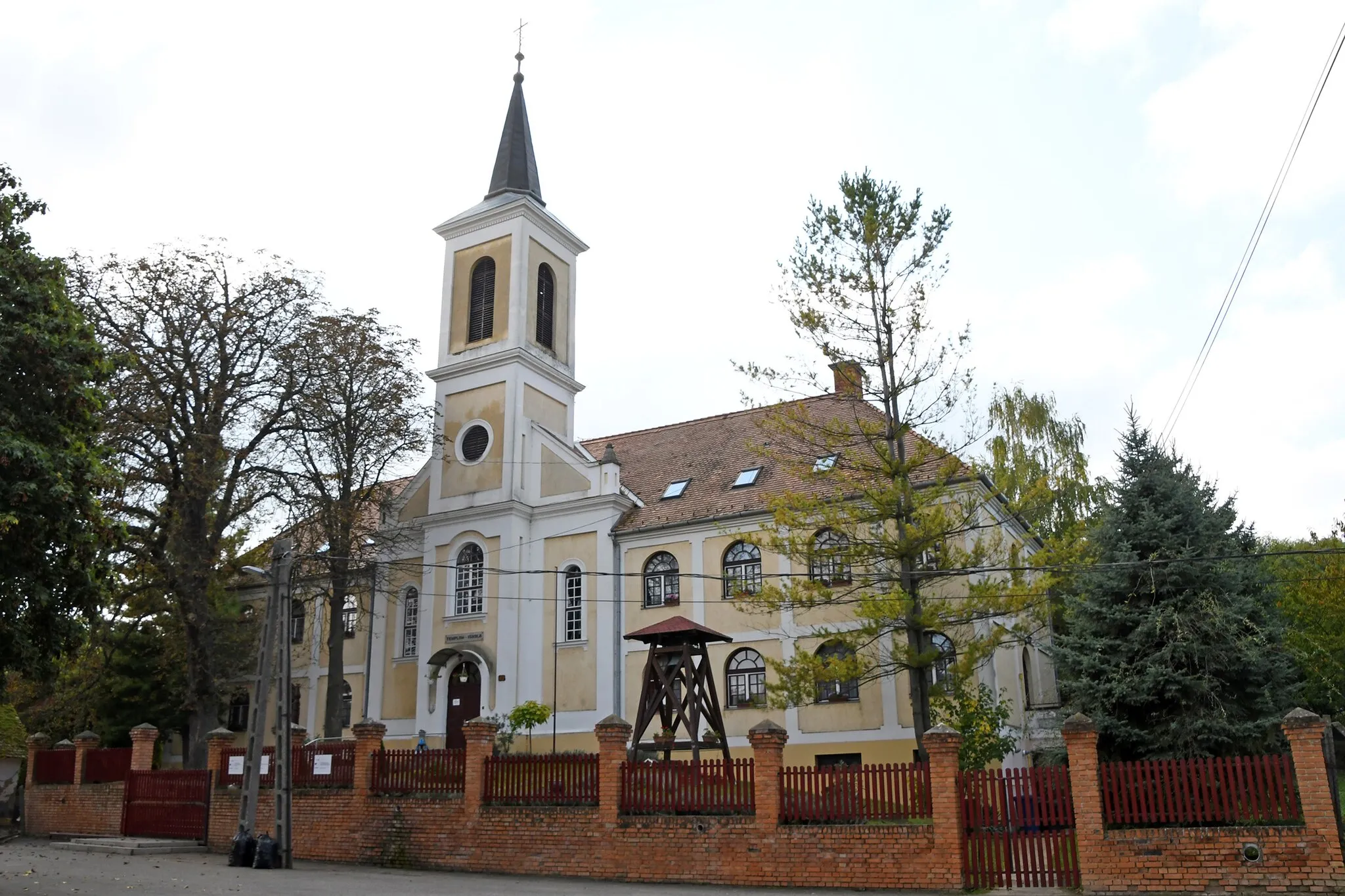 Photo showing: The former Lutheran church converted into a primary school in Györe, Hungary