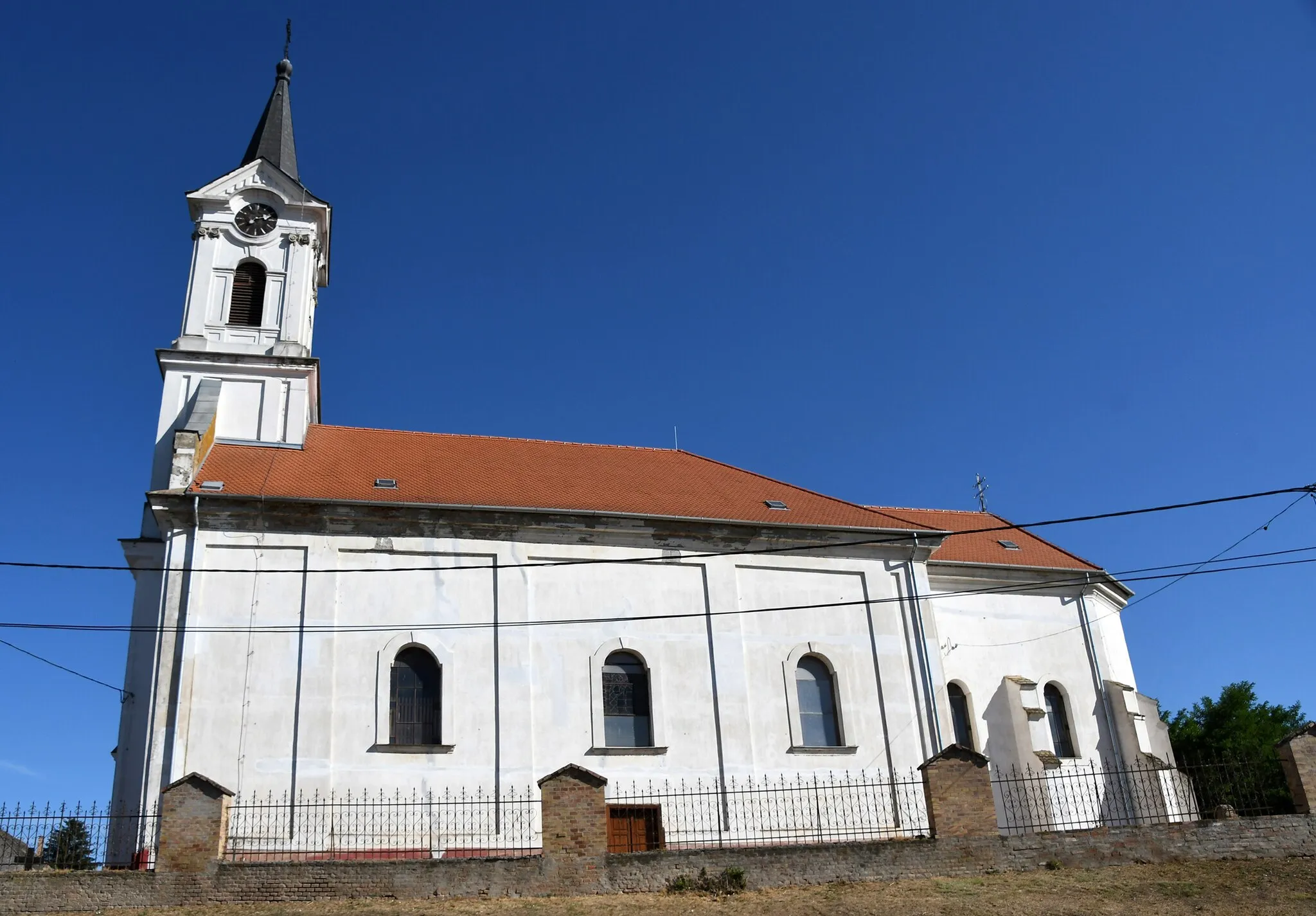 Photo showing: Roman Catholic church in Szakály, Hungary