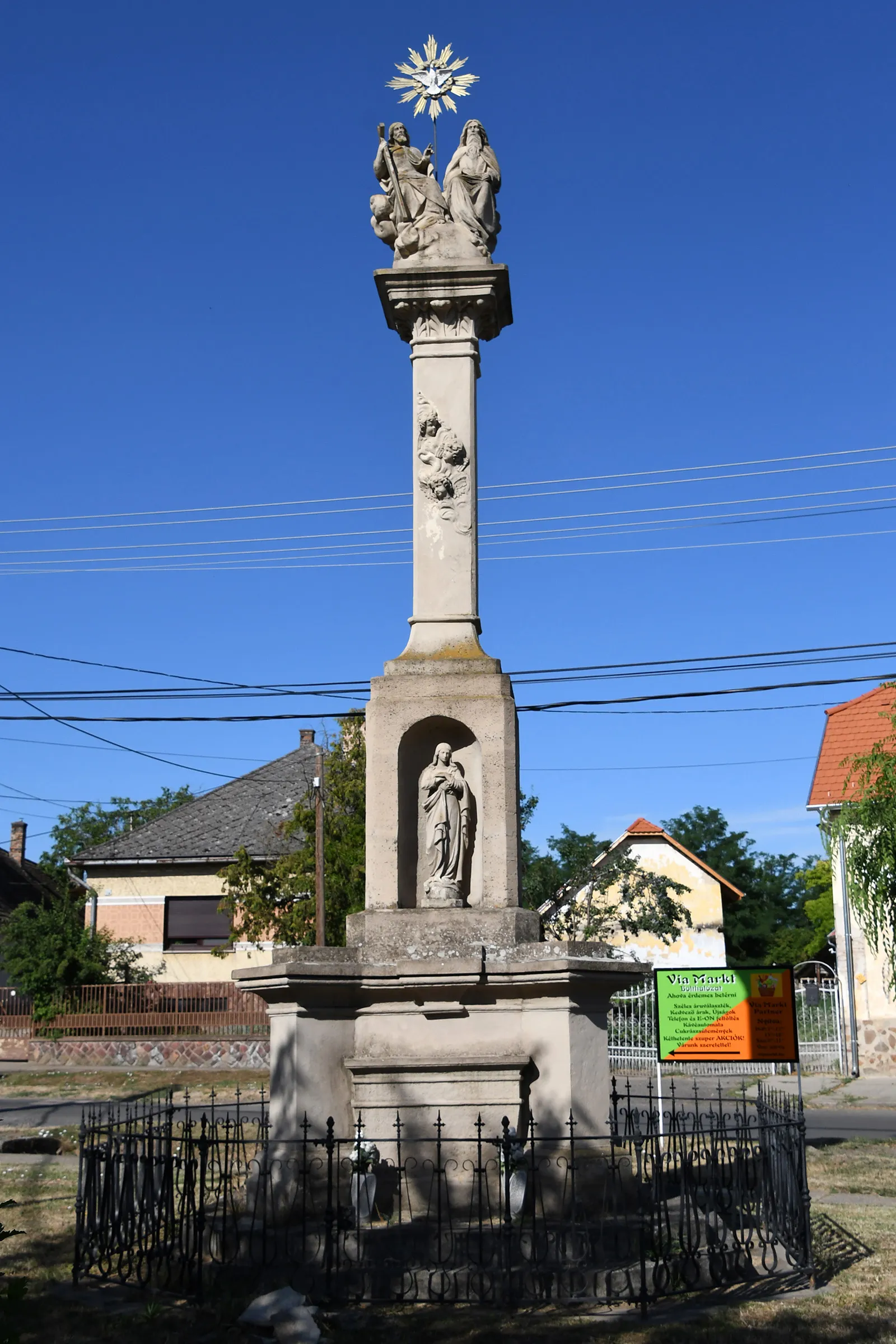 Photo showing: Holy Trinity column in Szakály, Hungary
