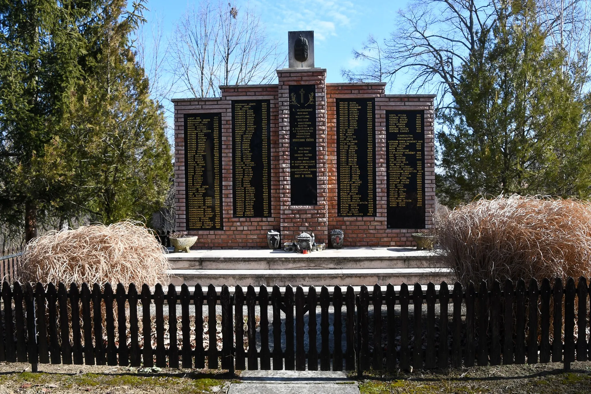 Photo showing: World War II memorial in Mucsi, Hungary