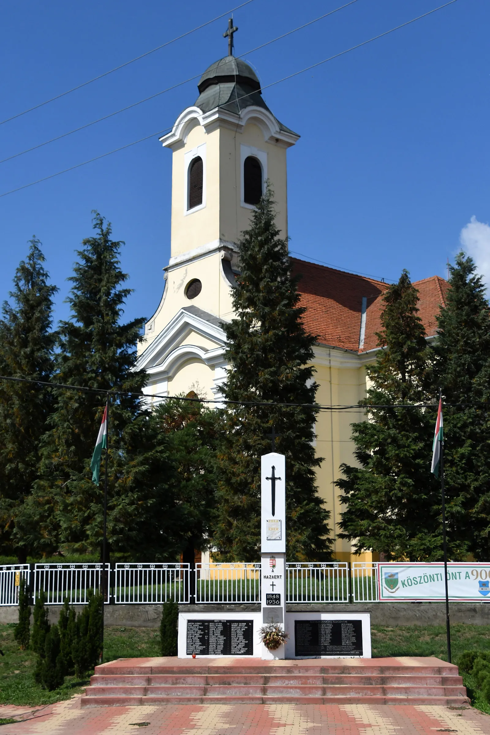 Photo showing: Roman Catholic church in Miháld, Hungary with World Wars memorial in the foreground