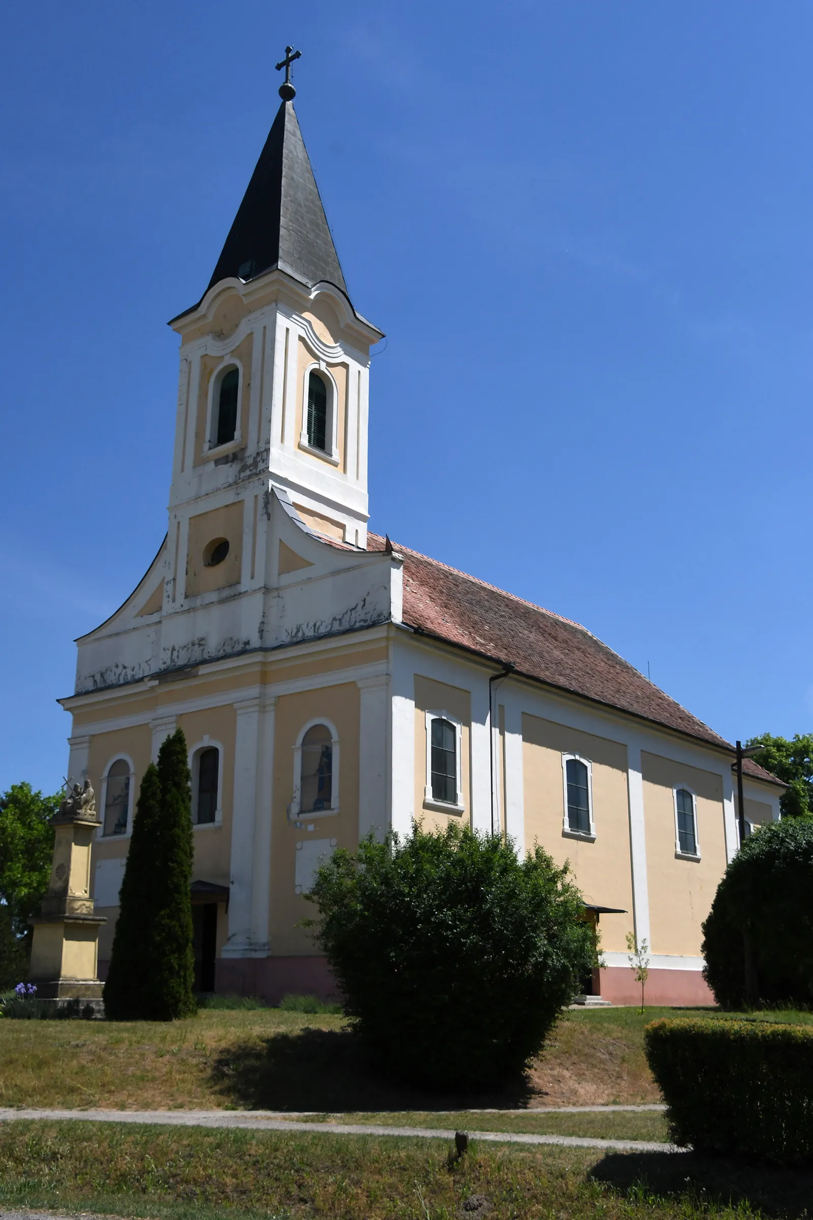 Photo showing: Roman Catholic church in Nagybaracska, Hungary