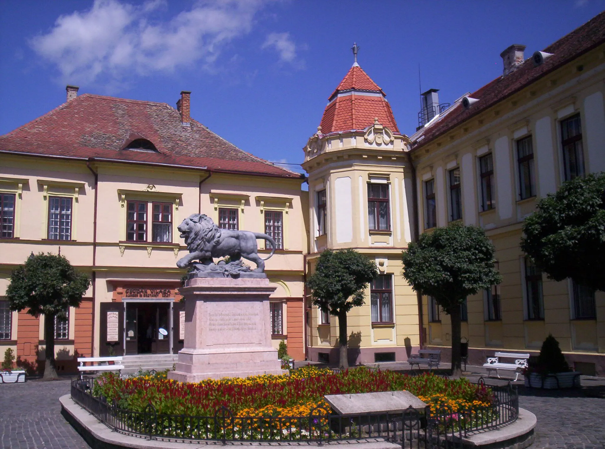 Photo showing: A szigetvári Oroszlános emlékmű. Zrínyi Miklós és a szigetvári hősök tiszteletére állították 1878-ban – photo taken by uploader User:Csanády in 2006.