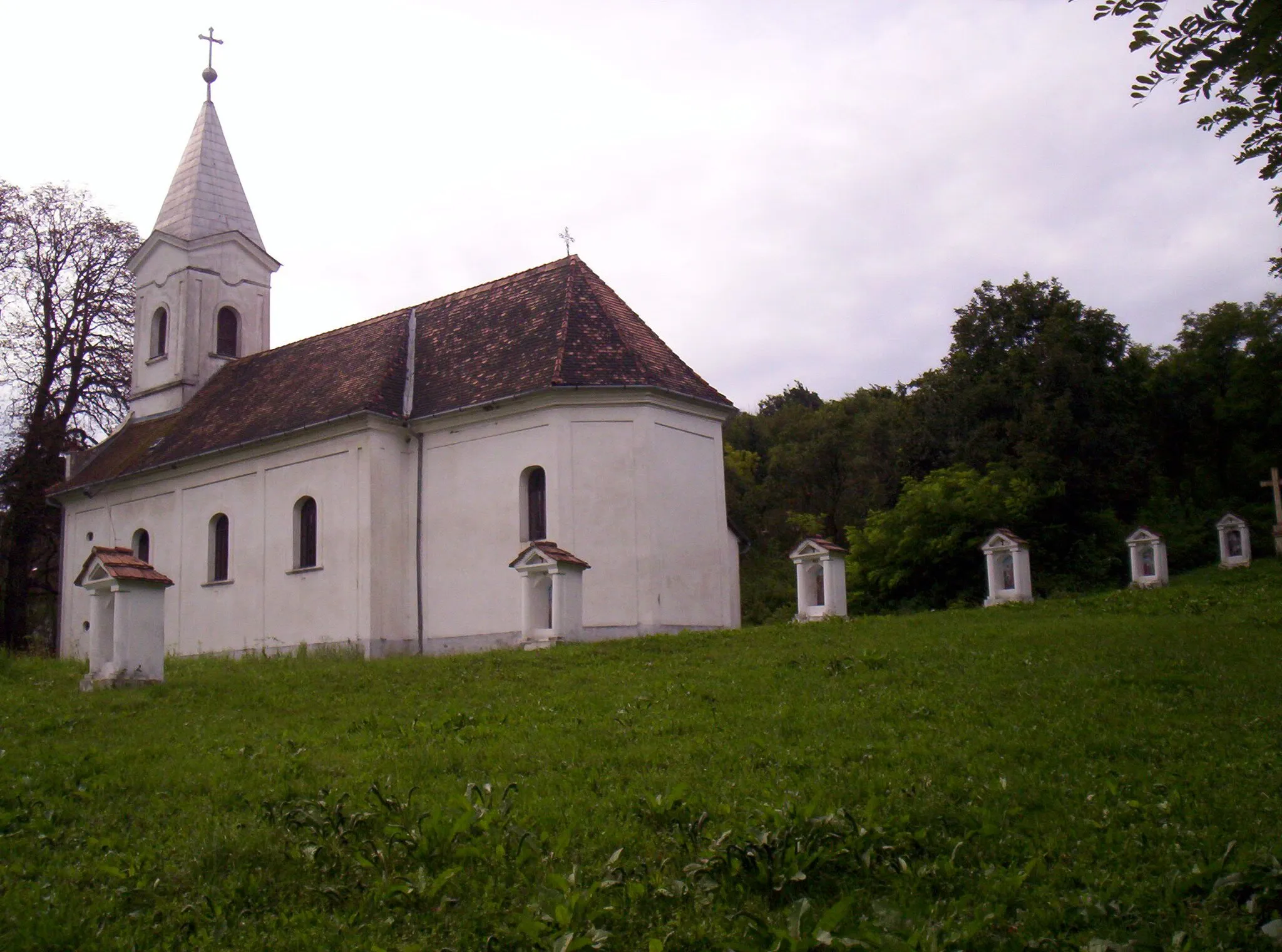 Photo showing: A Nagyboldogasszony tiszteletére szentelt római katolikus templom Grábócon. Épült 1765-ben, kibővítették 1795-ben – photo taken by uploader User:Csanády in 2006.