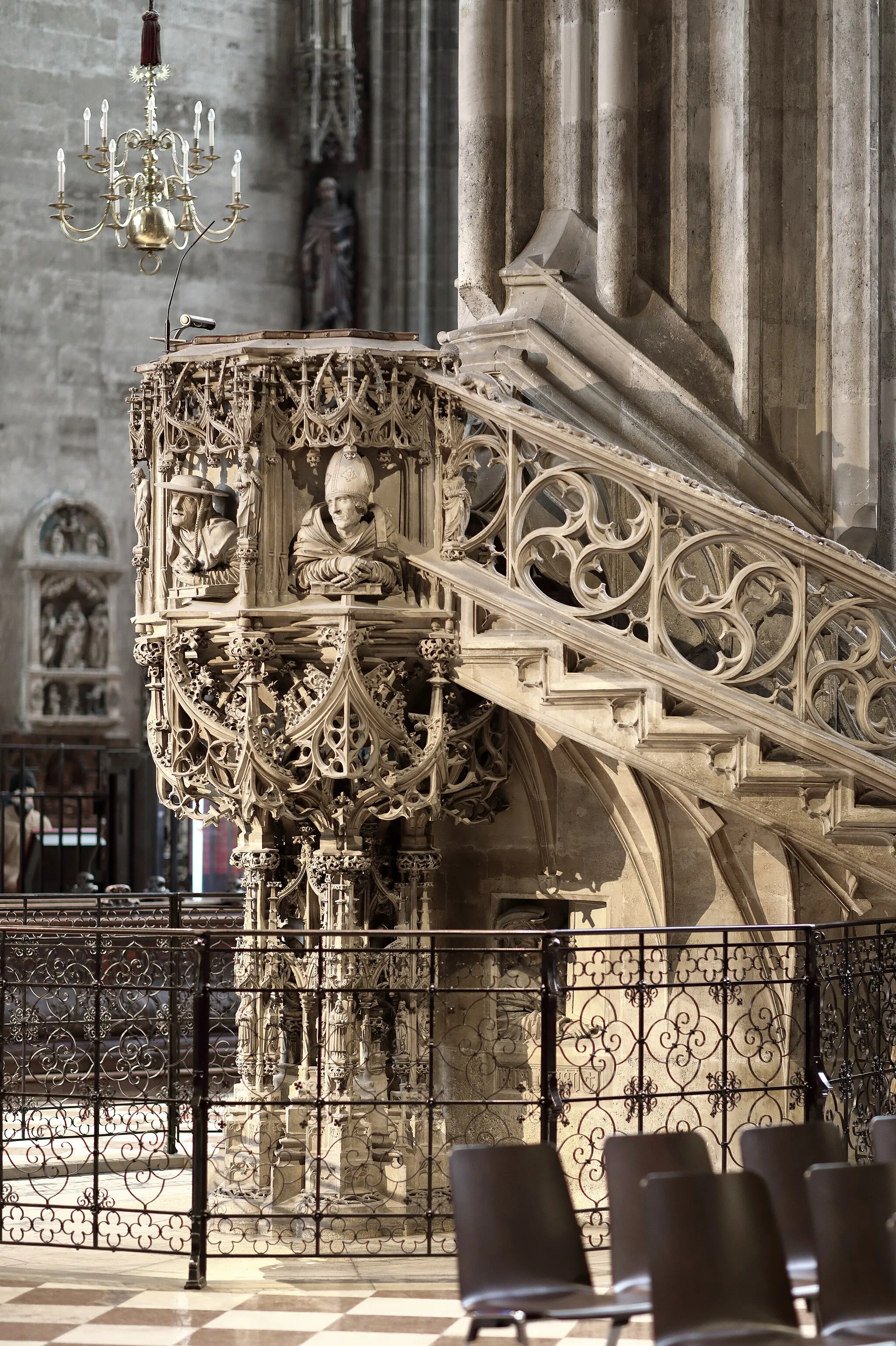 Photo showing: Die Domkanzel des Stephansdoms in der österreichischen Bundeshauptstadt Wien. Die aus 3 Sandsteinblöcken bestehende Domkanzel wird Anton Pilgram zugeschrieben und wurde um 1510 vollendet. Am Kanzelkorb sind die 4 Heiligen und Kirchenväter Augustinus mit Mitra, Gregor der Große mit Papstkrone, Hieronymus mit Kardinalshut und Ambrosius mit Mitra dargestellt (v.l.n.r.).