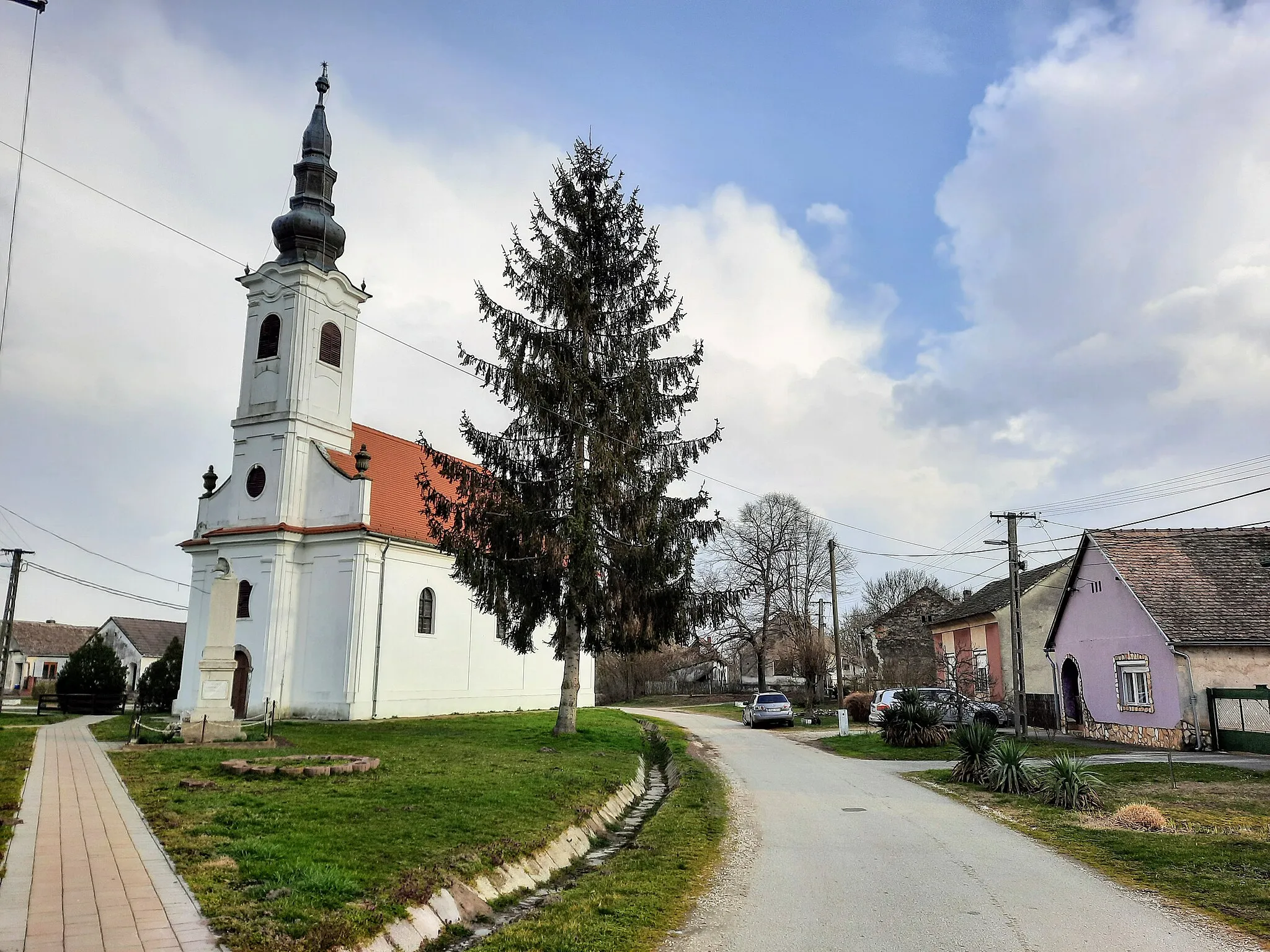 Photo showing: Drávaszerdahely, Kossuth utca templommal