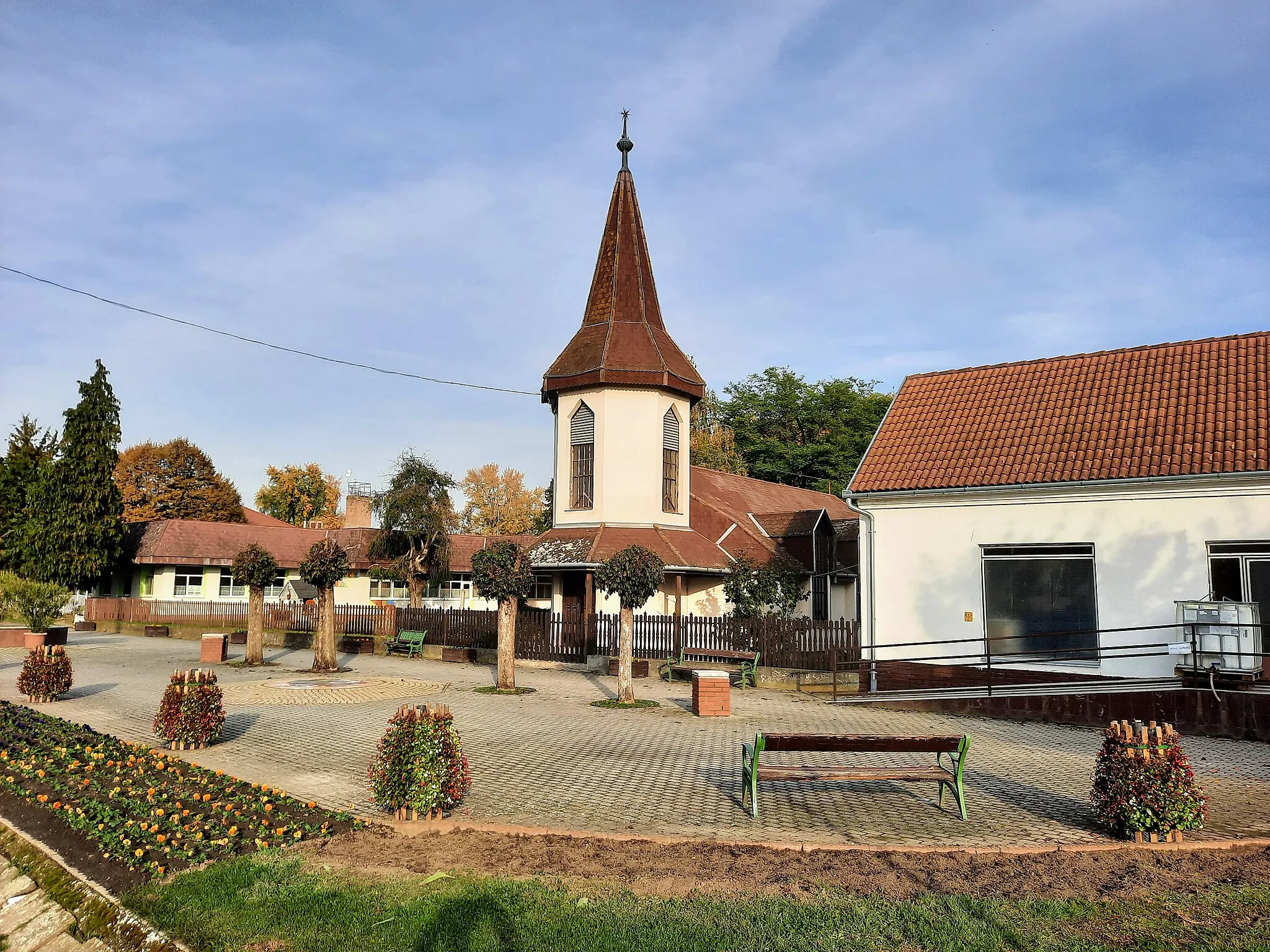 Photo showing: Drávaszabolcs, református templom és park