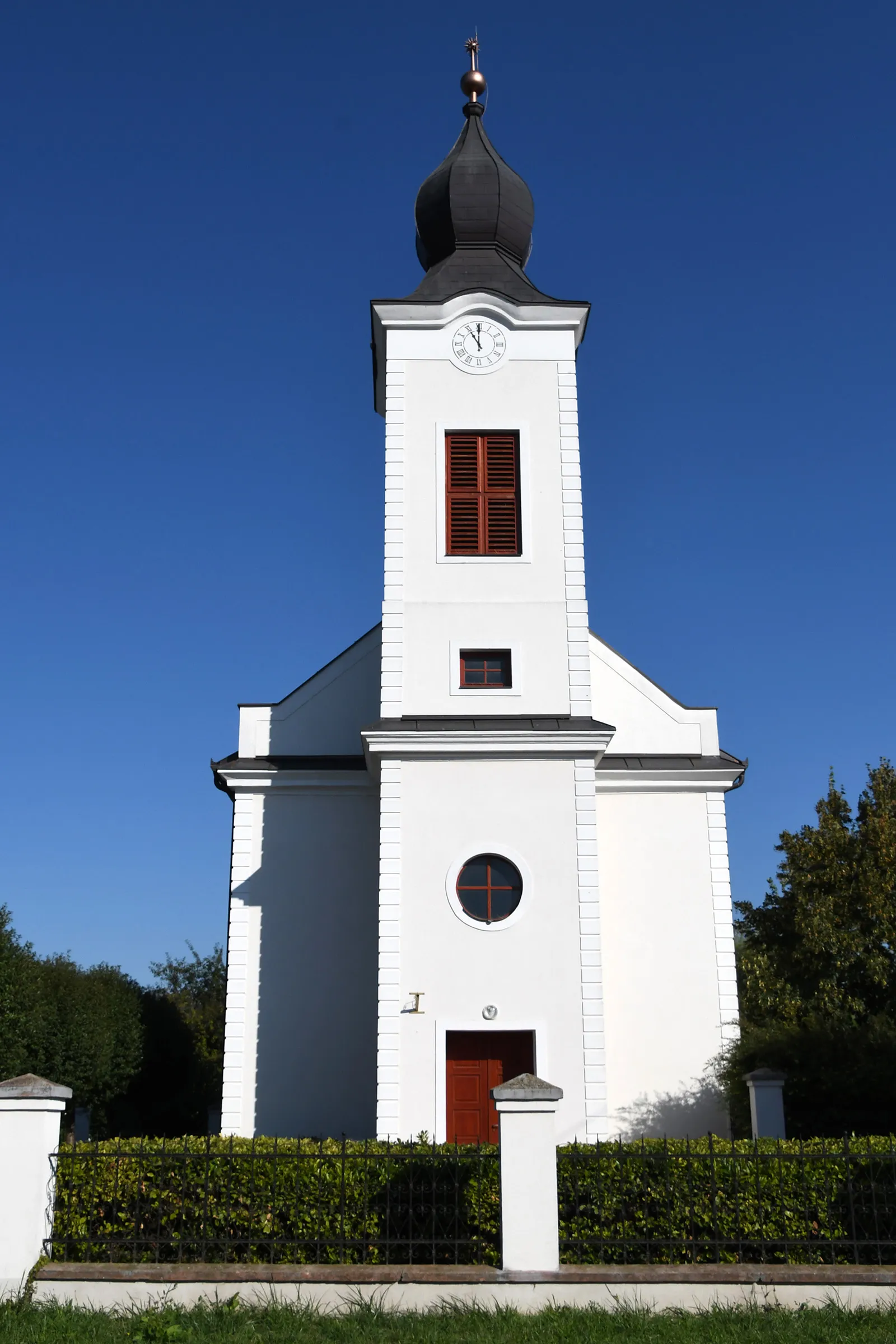 Photo showing: Calvinist church in Lajoskomárom, Hungary