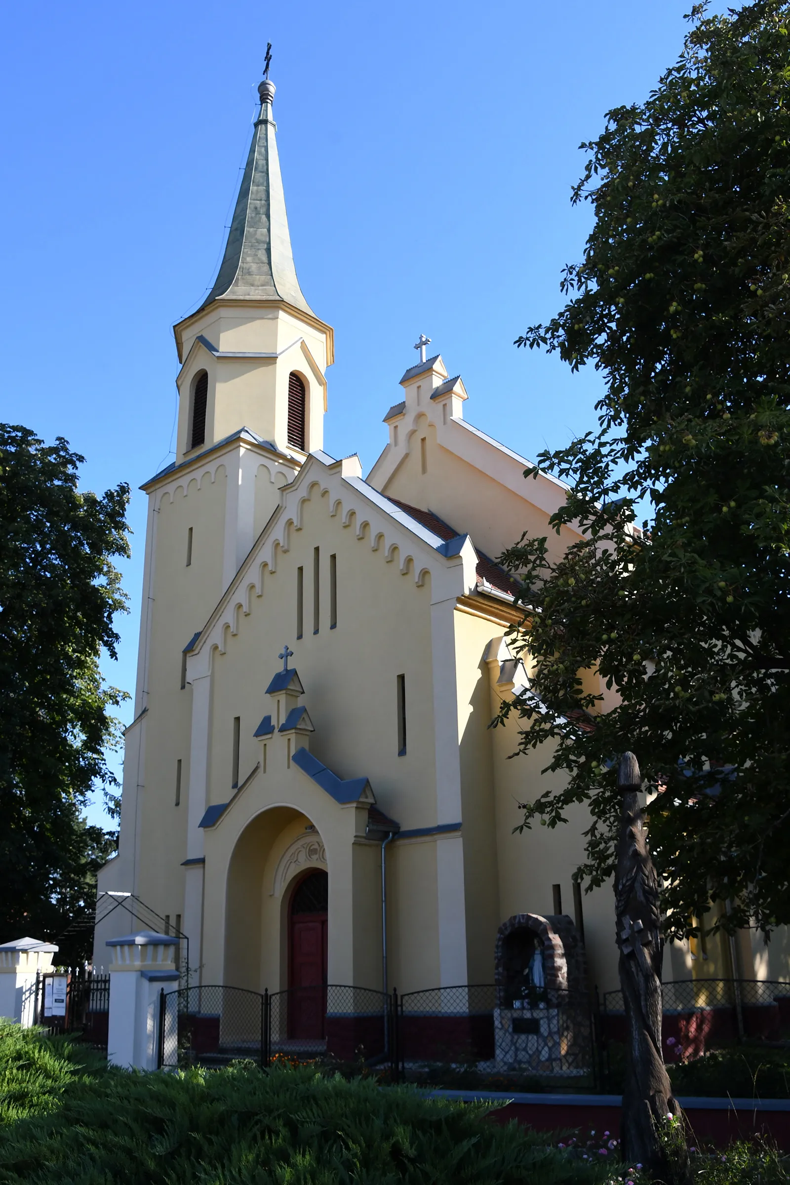 Photo showing: Roman Catholic church in Lajoskomárom, Hungary