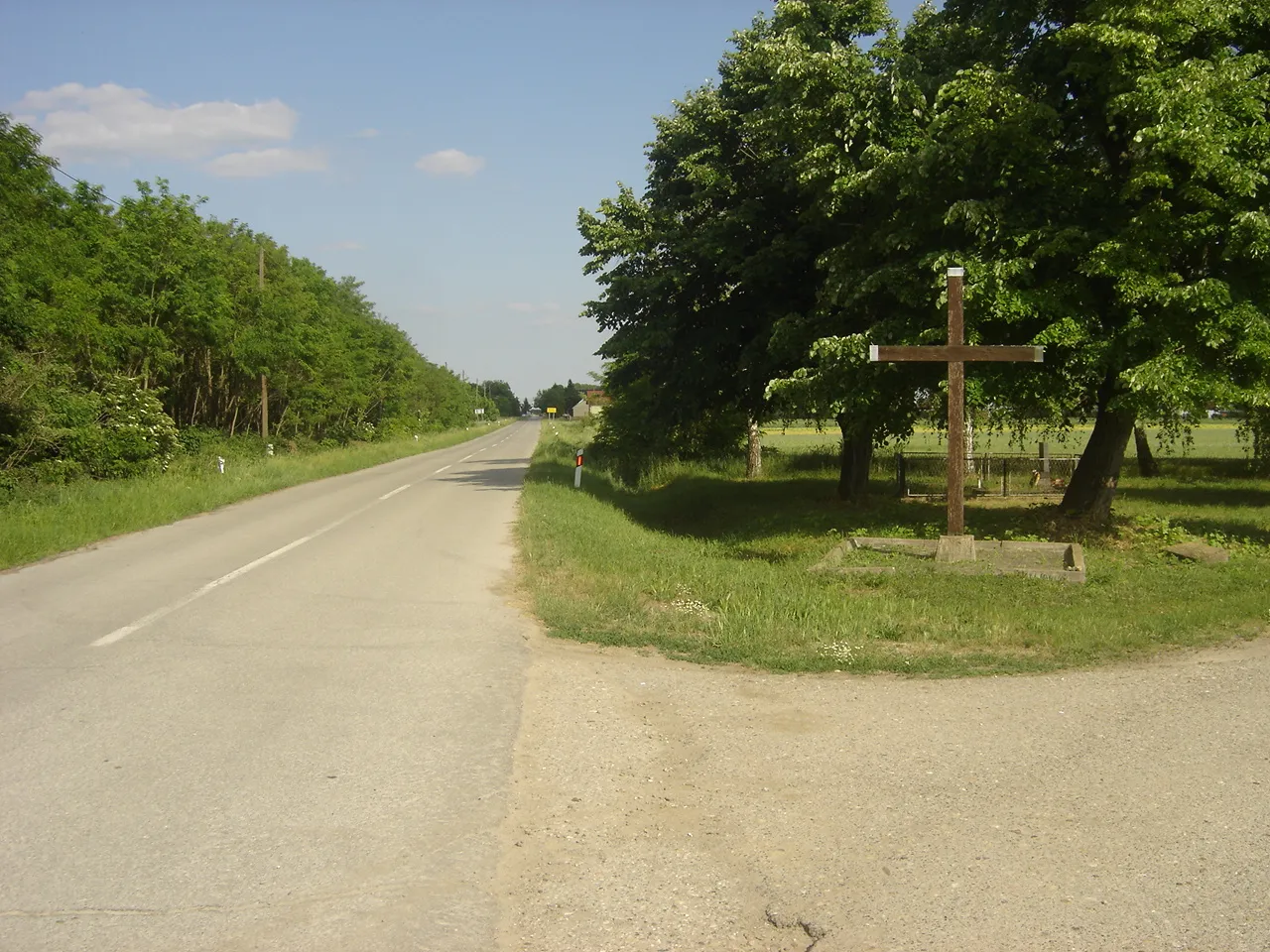 Photo showing: Državna cesta sh:D211 (sh:Baranja): smjer istok; pogled od groblja u B. P. Selu prema spoju s državnom cestom sh:D517