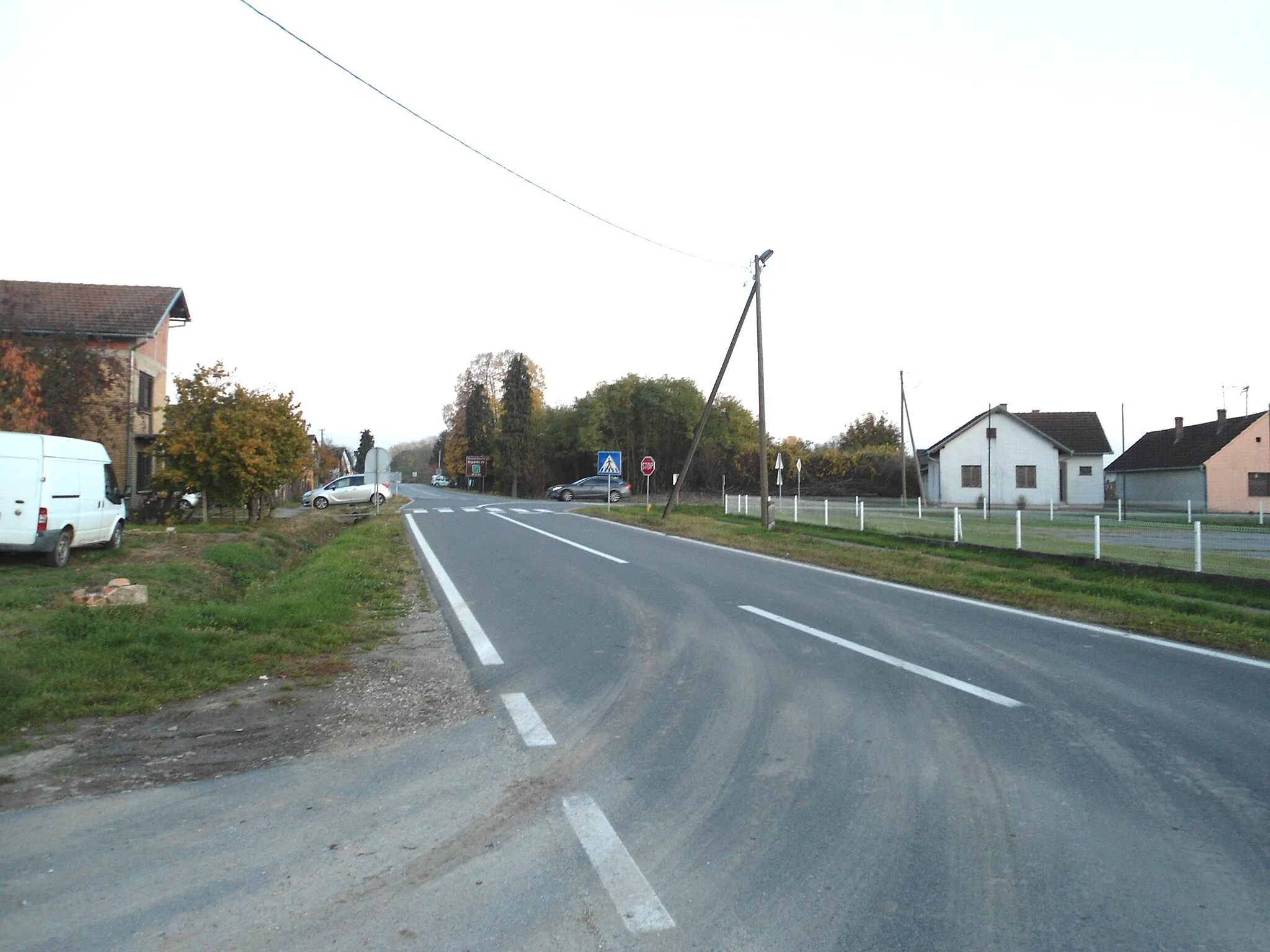 Photo showing: Državna cesta sh:D211 (sh:Baranja): smjer istok; spoj s državnom cestom D517 u B. P. Selu.