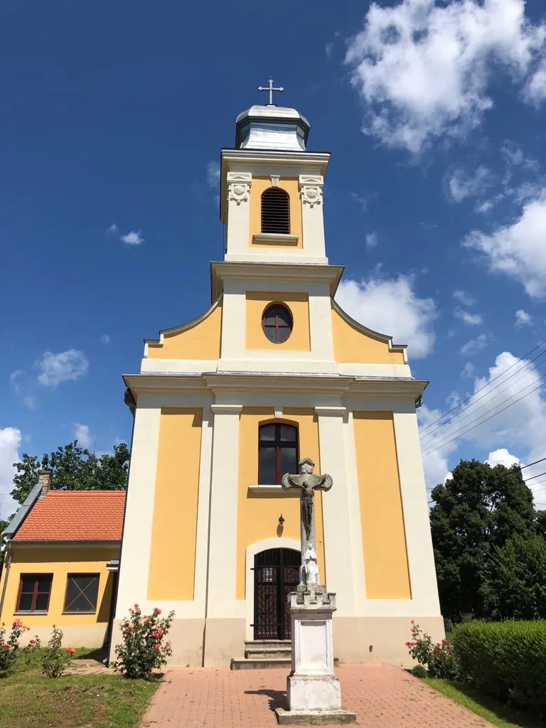 Photo showing: Roman Catholic church in Bálványos (Baroque style, ca. 1780, dedicated to Gabriel Archangel)