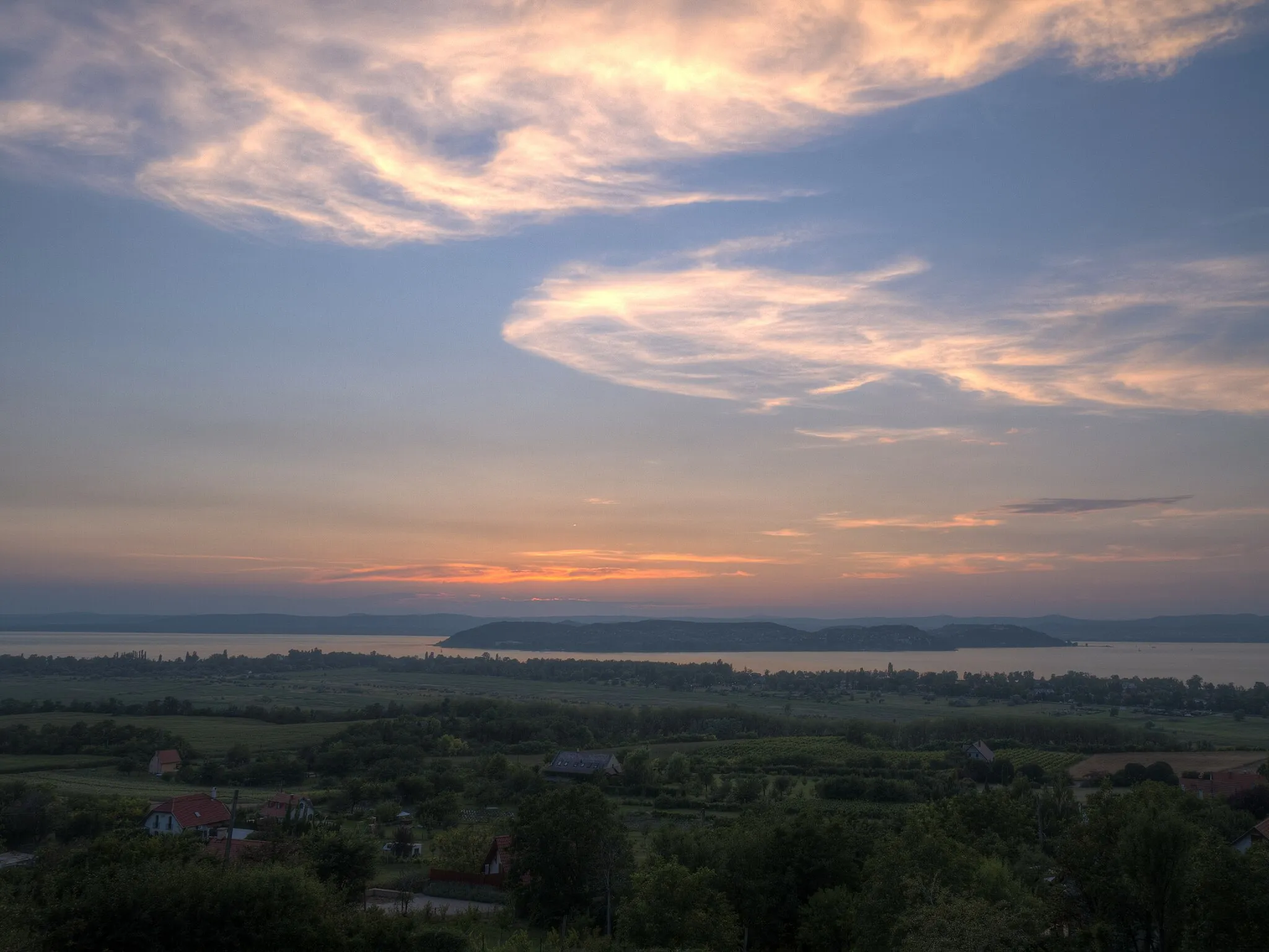 Photo showing: Zamardi, lookout tower, view of Tihany peninsula