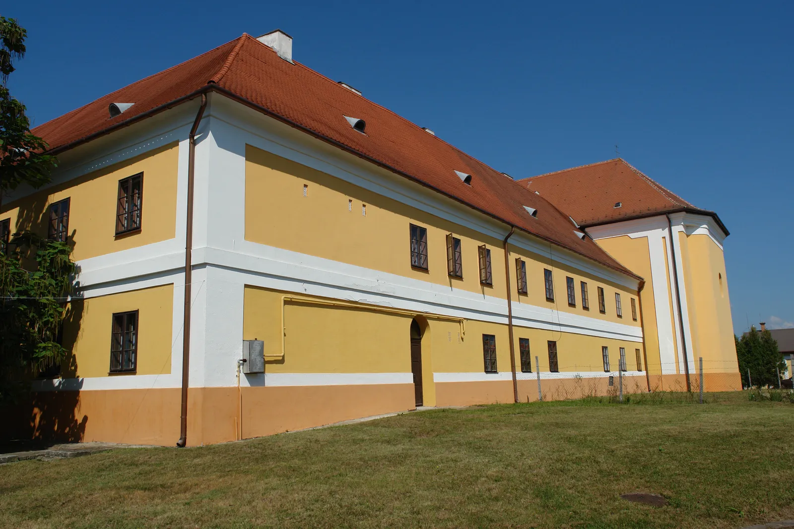 Photo showing: Ferences rendház (Nagyatád, Széchényi tér 6.)