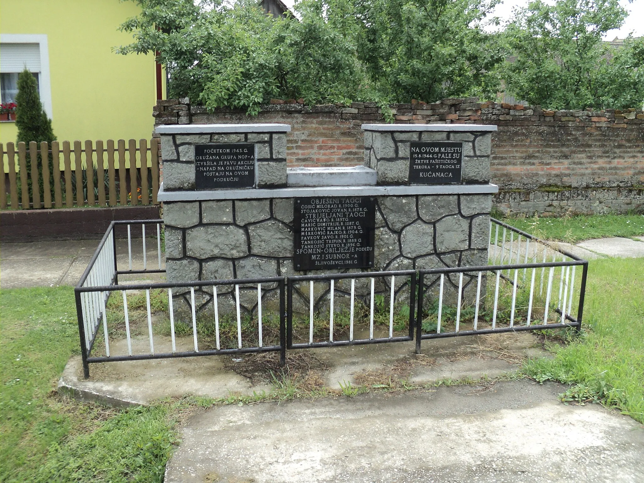 Photo showing: Monument to the first Yugoslav partisans's action in the village and victims of fascism in Šljivoševci, Croatia.