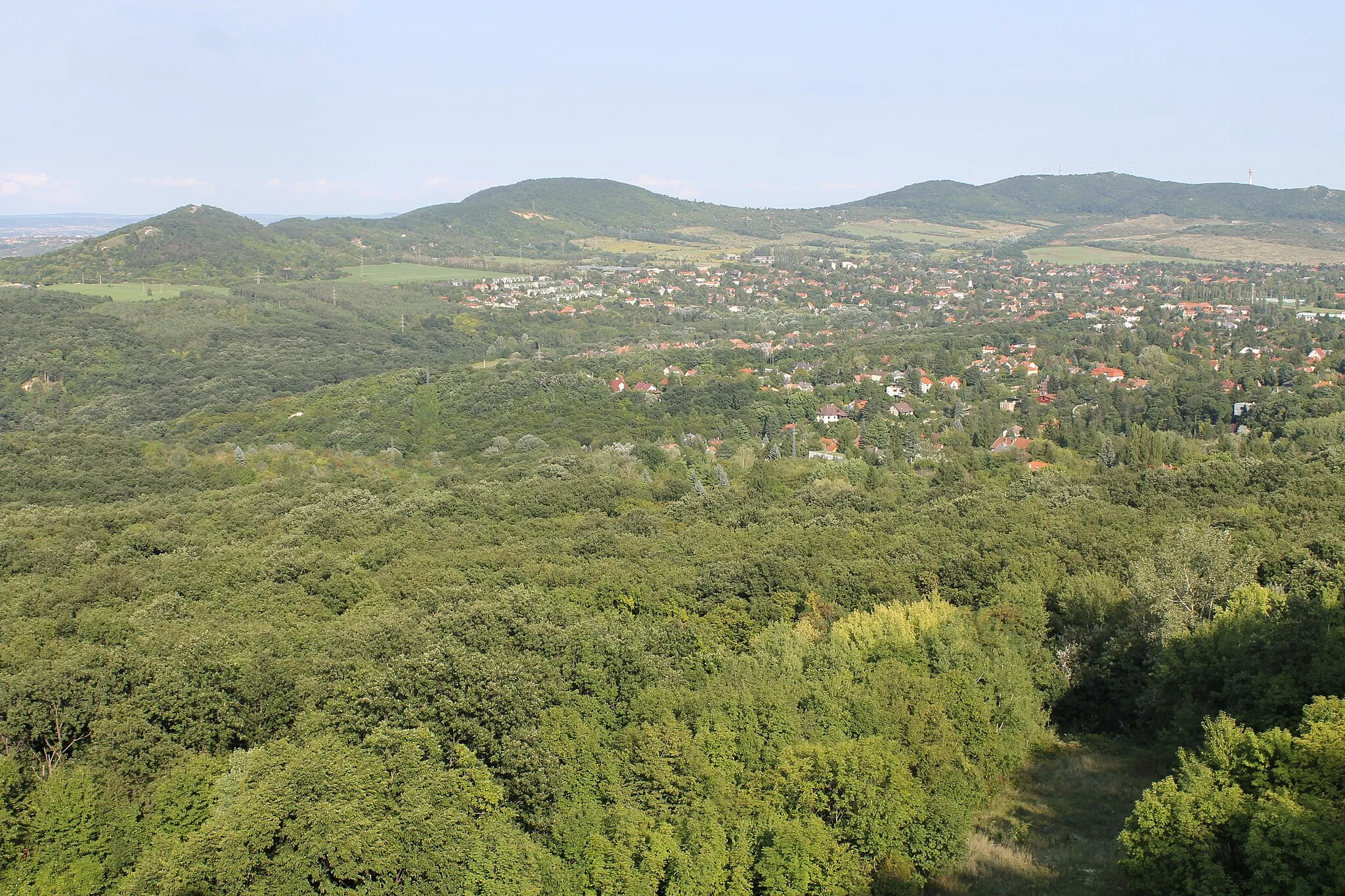 Photo showing: Kilátás a Kálvária-domb csúcsa közeléből.