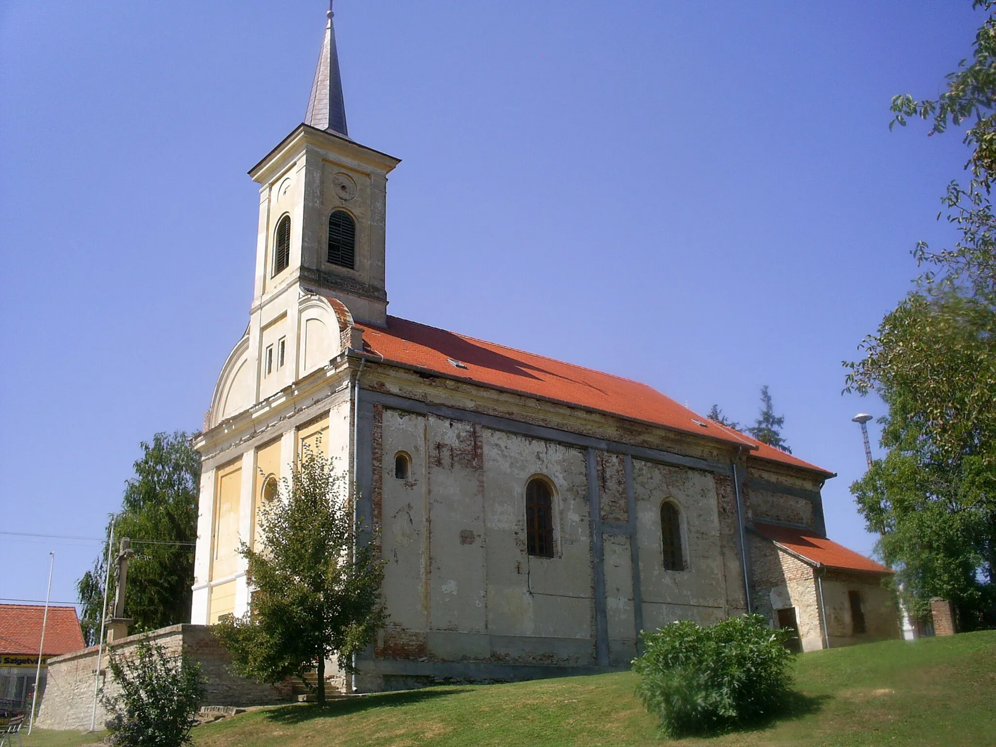 Photo showing: sideview of the church of Ibafa