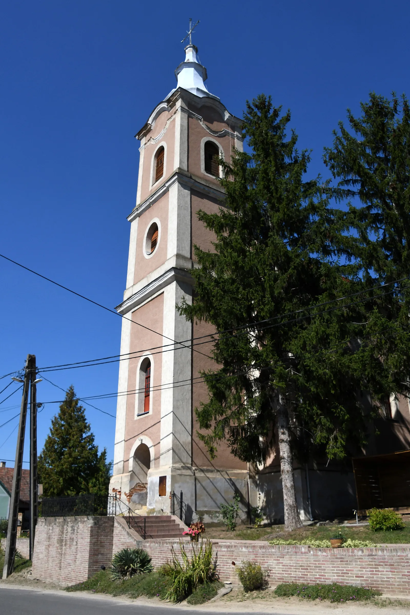 Photo showing: Roman Catholic church in Pári, Hungary