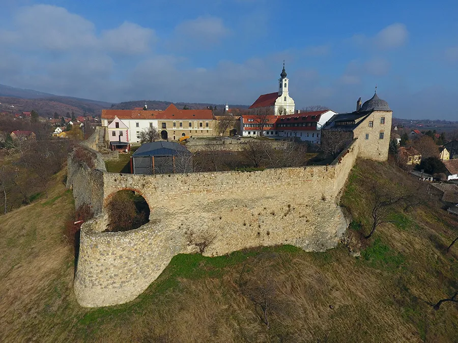 Photo showing: Pécsvárad, kolostorerőd légi felvételen