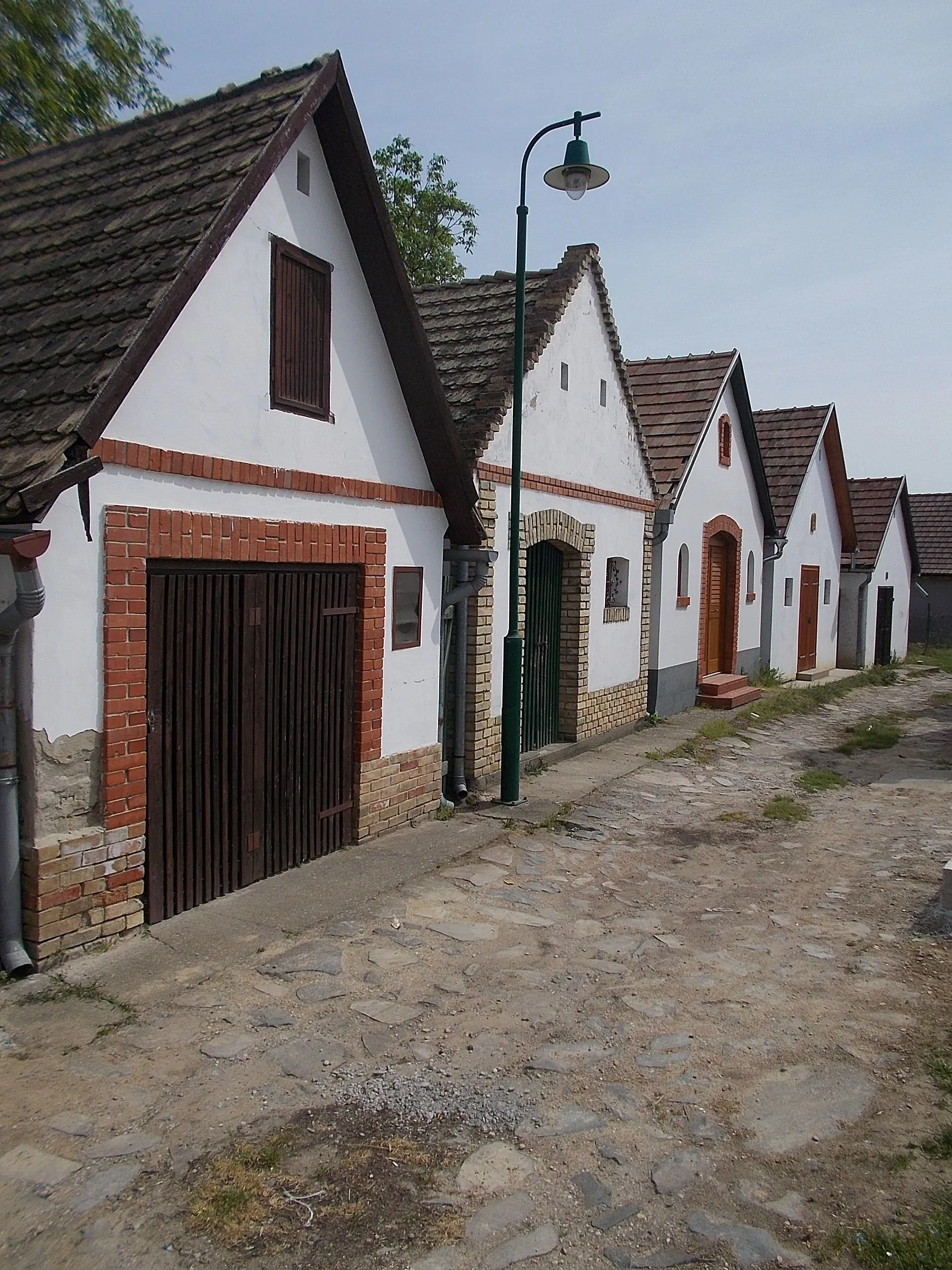 Photo showing: : Part of the wine press house complex close to the Old town at Sárgödör tér (~lit. Mud pit square). There is small sneaking street (on the pic),-with varied wide, circa parallel with the square,- and the house numbers still 'Sárgödör square' - Located at Sárgödör square, Szérűskert neighborhood, Paks, Tolna County, Hungary.