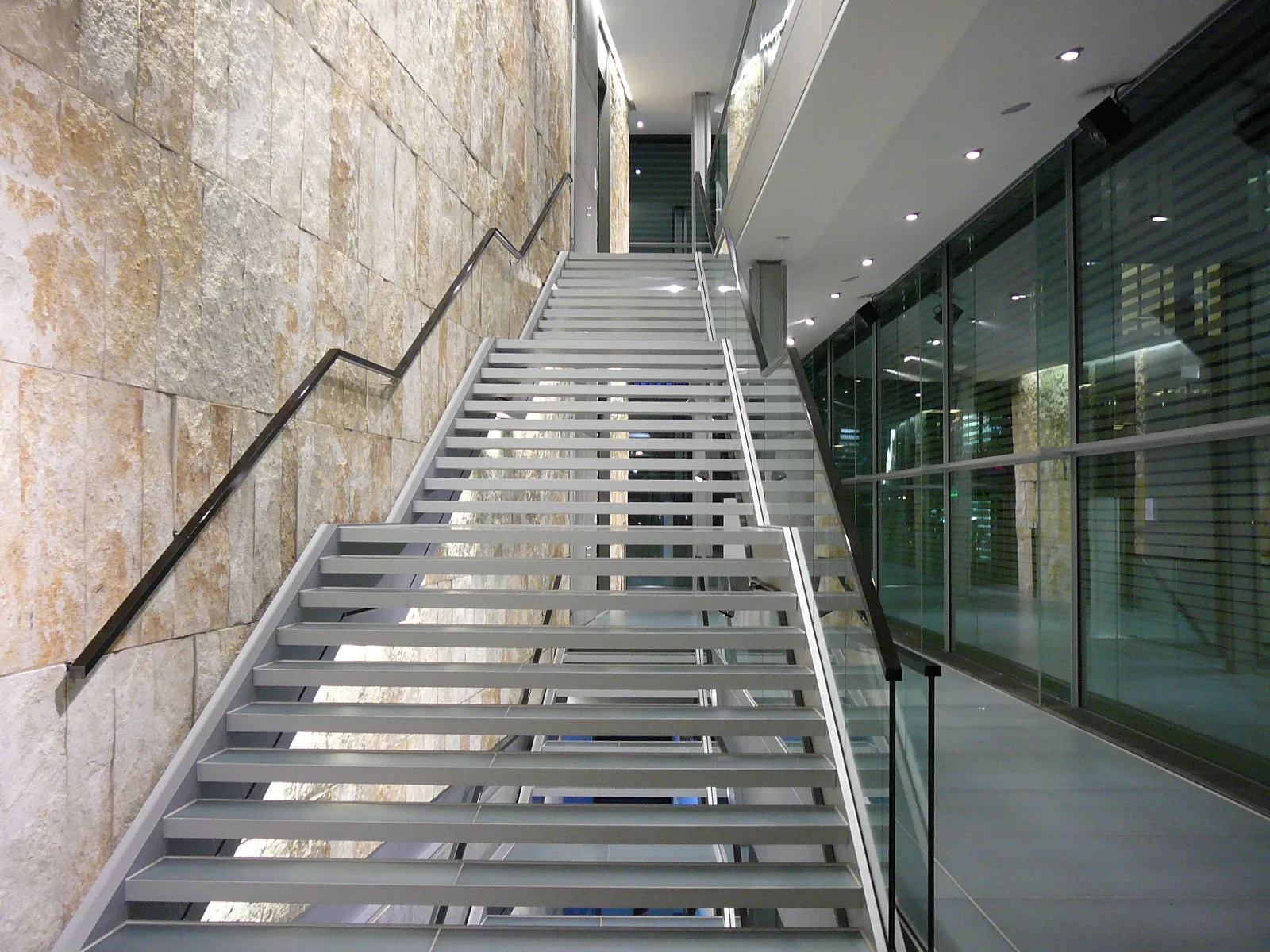 Photo showing: Stairs at night in Kunstmuseum, Stuttgart, Baden-Württemberg, Germany.