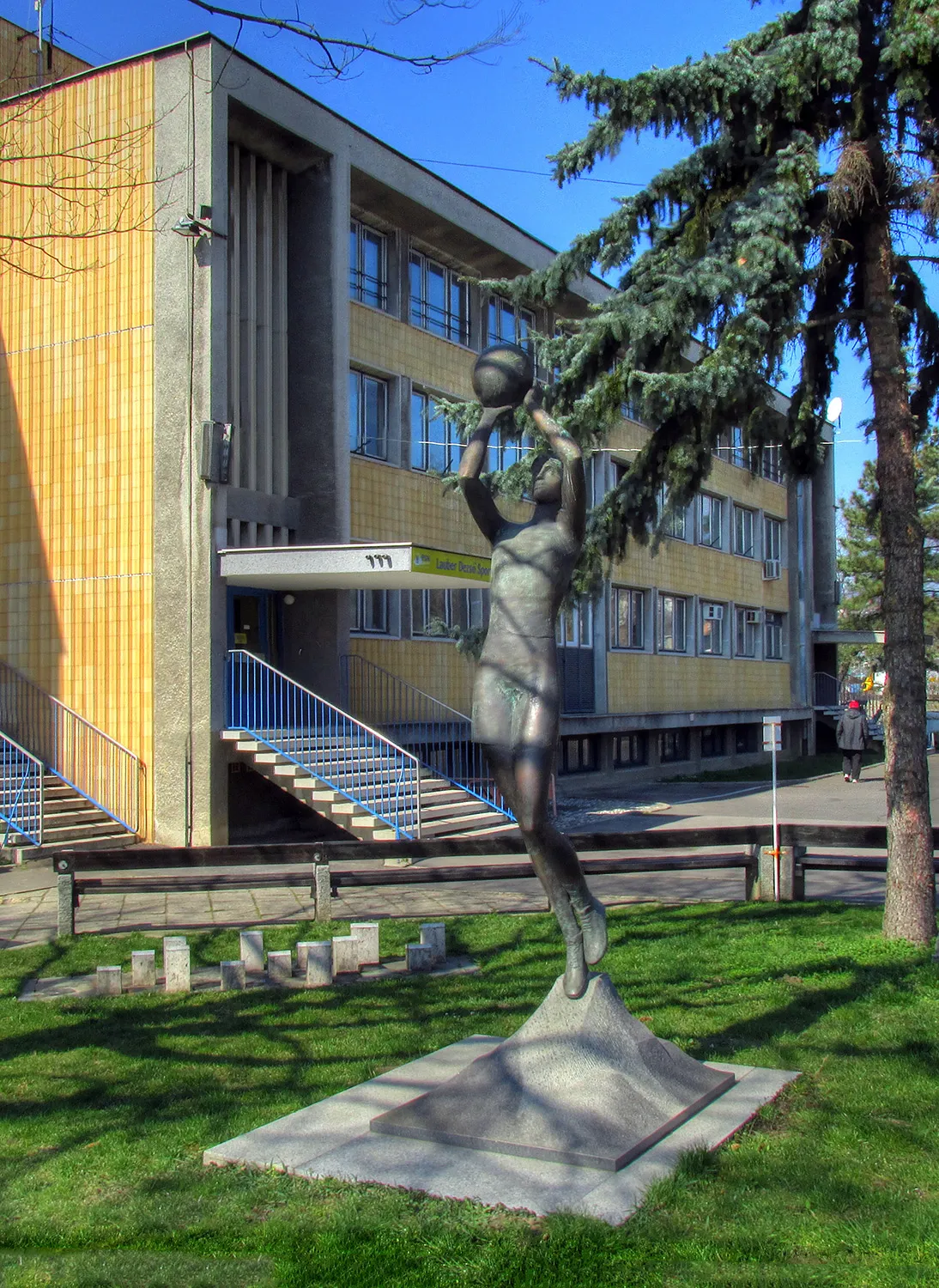 Photo showing: 'Basketball Woman' statue at Pécs, in the font of Lauber Dezső Sports Hall, in memoriam of Judit Horváth
