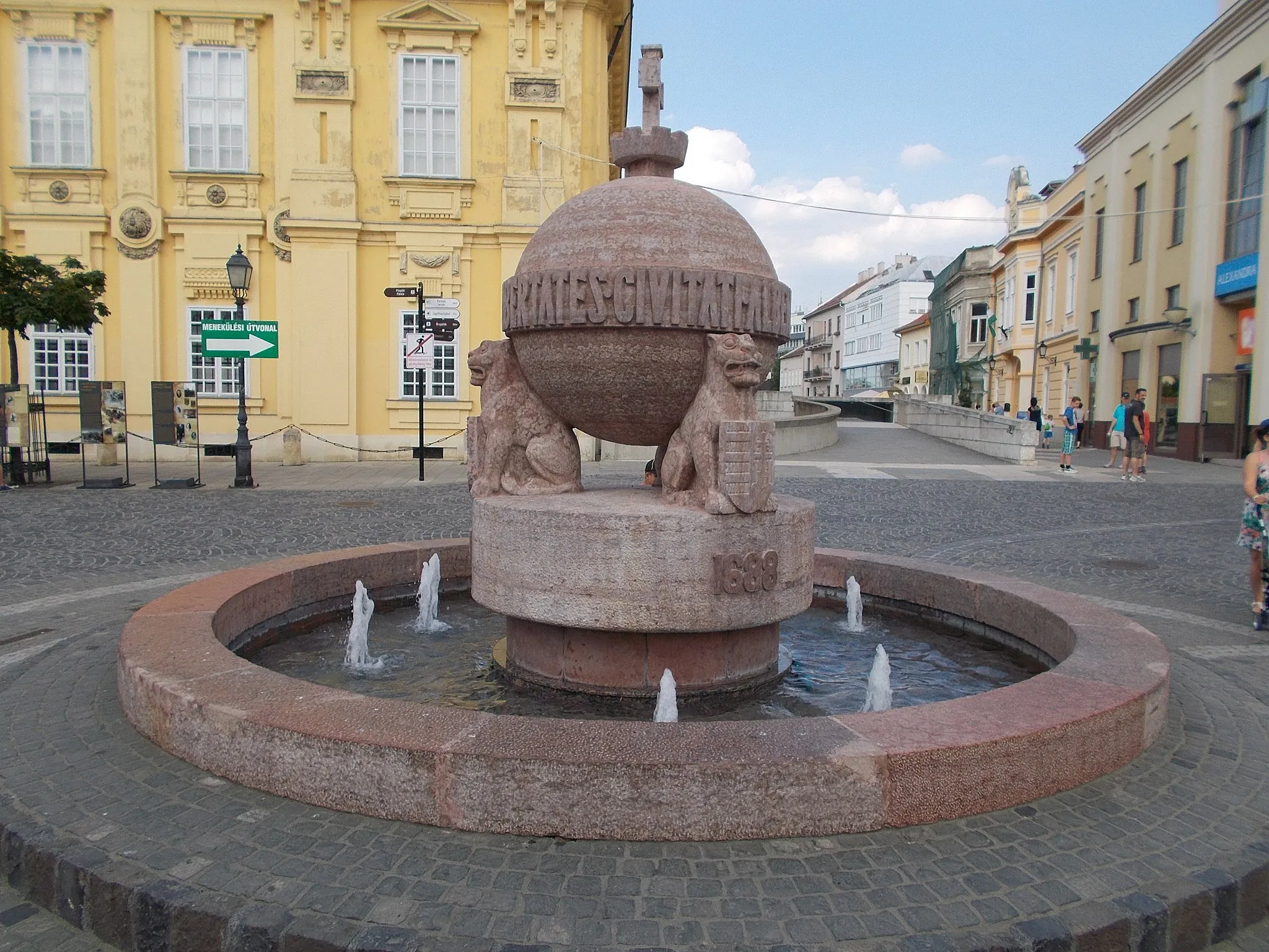 Photo showing: Országalma. A gömbön körbefutó felirat: 'Libertates Civitatis Albensis a S. rege Stephano concessa' - 'Fehérvár szabadságjogait Szent István adományozta'. Alkotó: Ohmann Béla, 1943. - Magyarország, Fejér megye, Székesfehérvár, Belváros, Városház tér