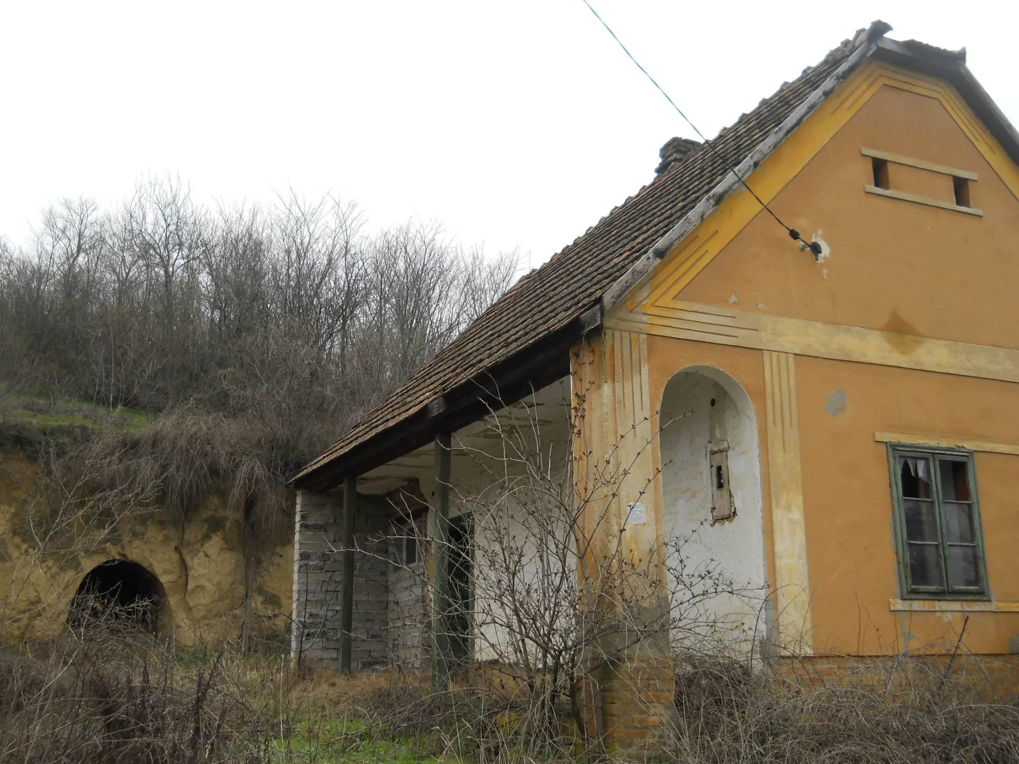 Photo showing: Kölesd/Borjád - régi tornácos ház a löszfal alatt