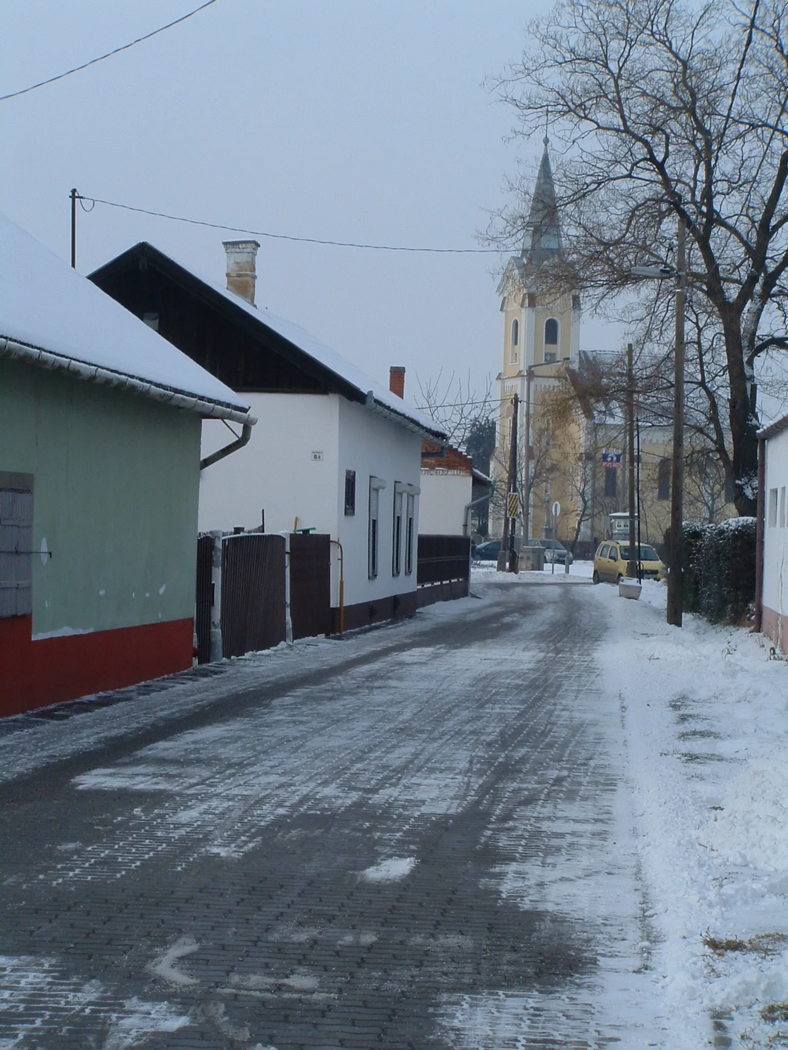 Photo showing: A Deák Ferenc utca háttérben a Katolikus templommal