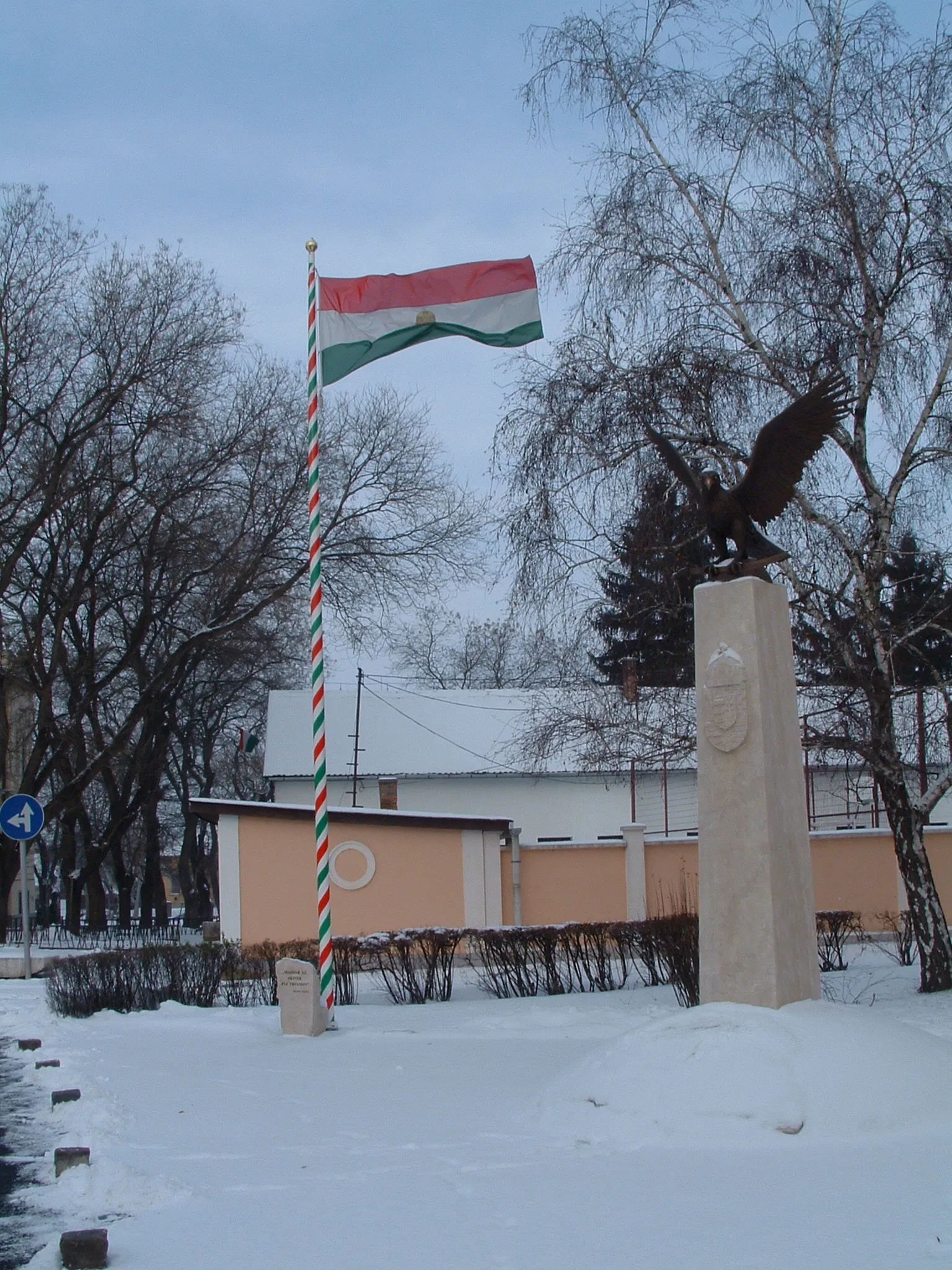 Photo showing: A Trianoni emlékmű Kisújszálláson ( Trianon memorial ) ": „Magyar az, akinek fáj Trianon"